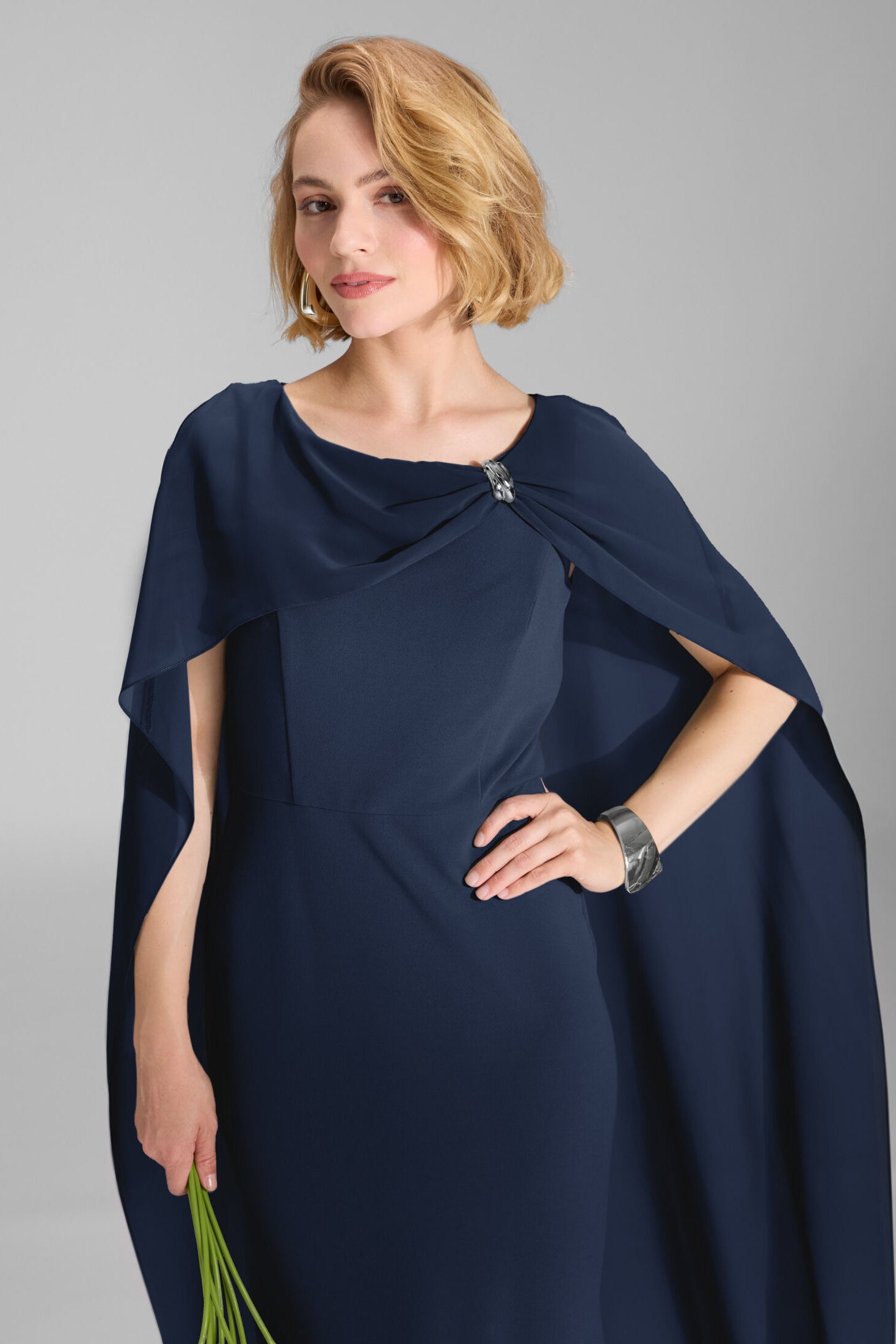 Abendkleid aus Crepe Jersey mit Chiffon Cape und Zierteil