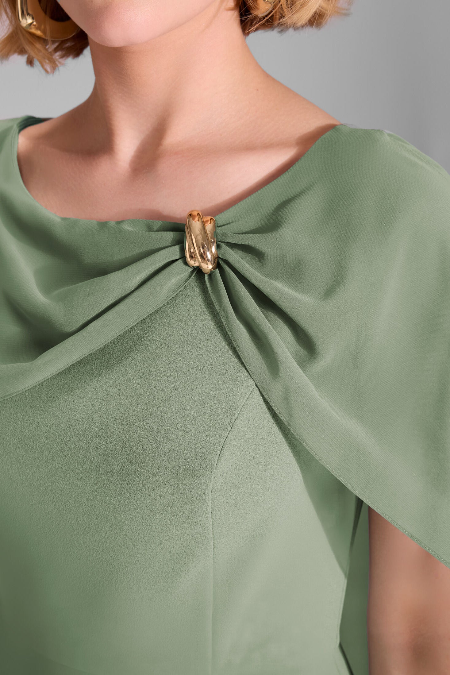 Abendkleid aus Crepe Jersey mit Chiffon Cape und Zierteil