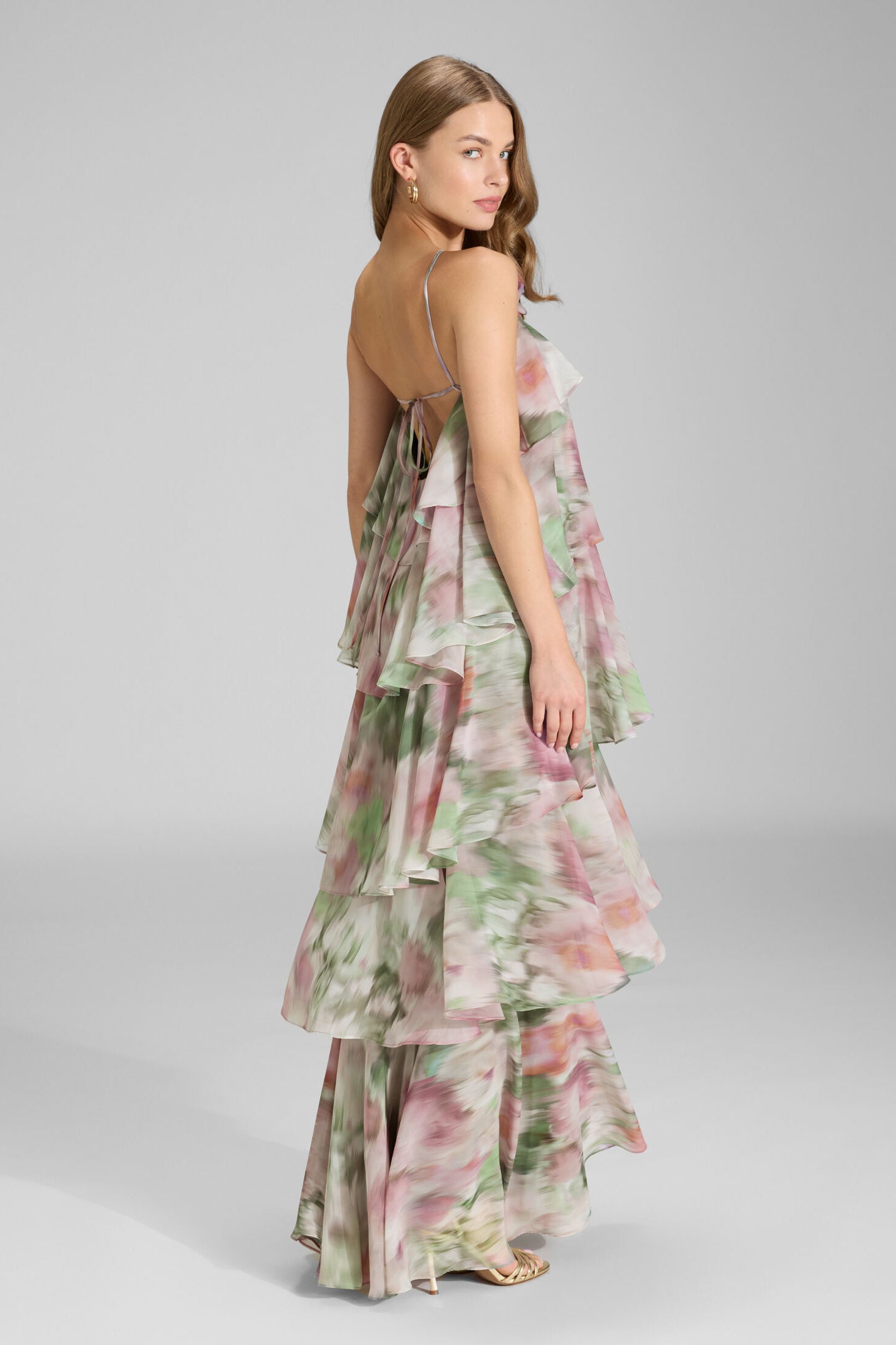 Abendkleid aus bedrucktem Chiffon mit gestuften Volants