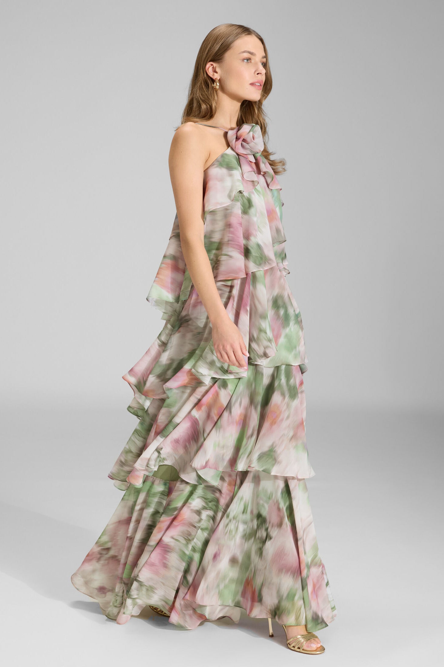 Abendkleid aus bedrucktem Chiffon mit gestuften Volants