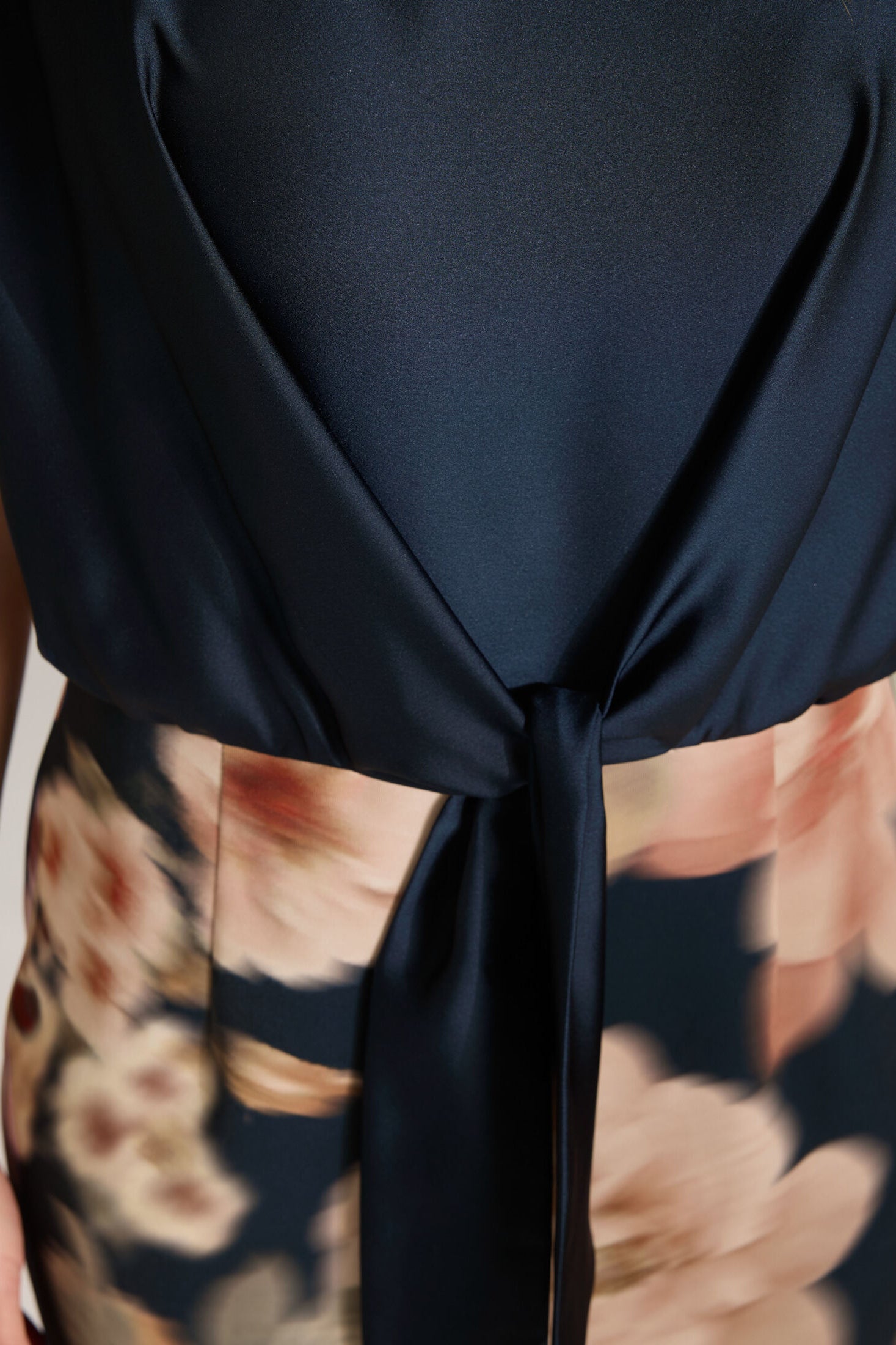 Etuikleid aus floral bedrucktem Scuba und Satin Top