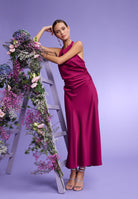 Midikleid aus Satin mit Rückenausschnitt