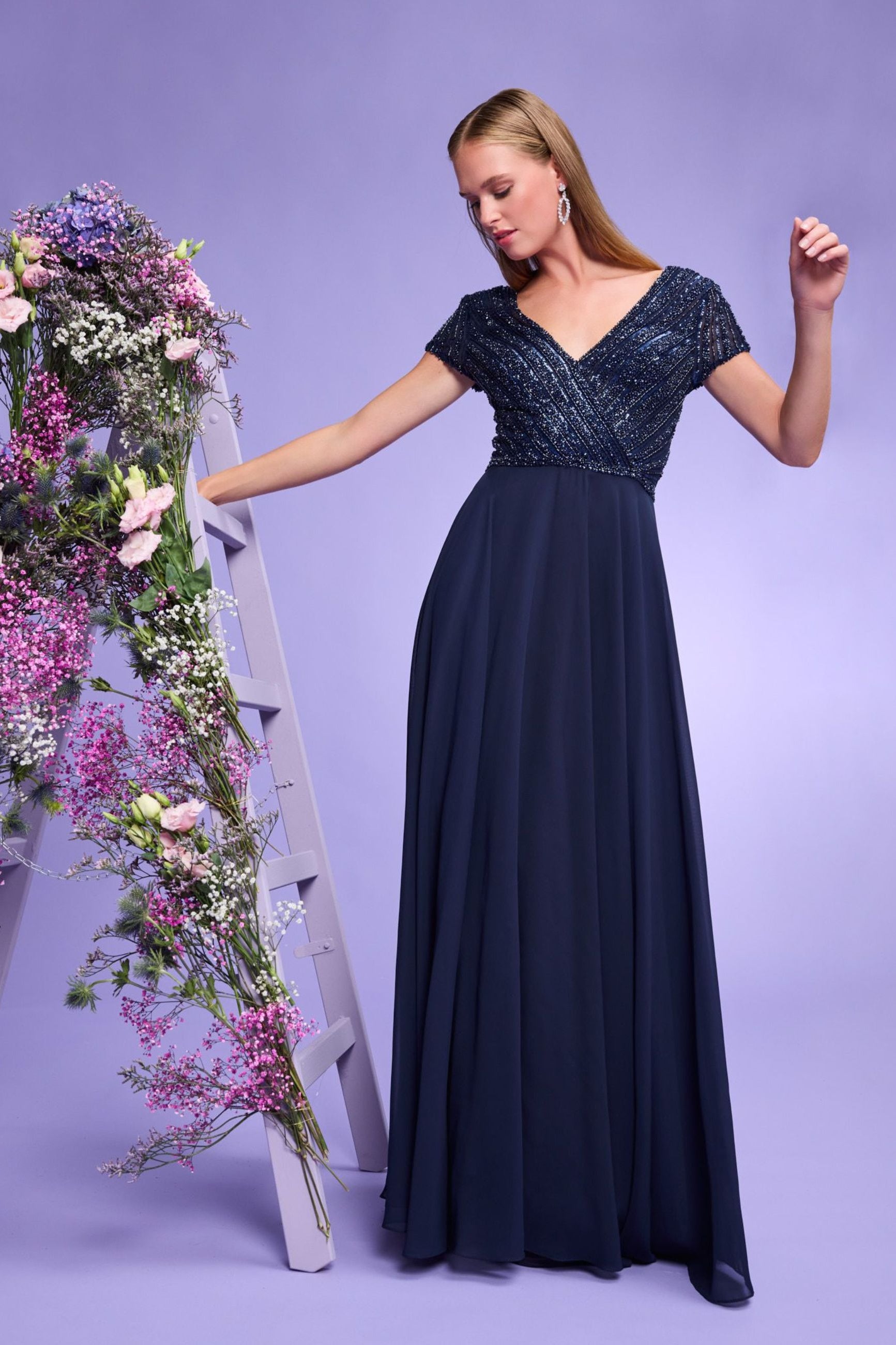 Besticktes Chiffonkleid mit kurzen Ärmeln