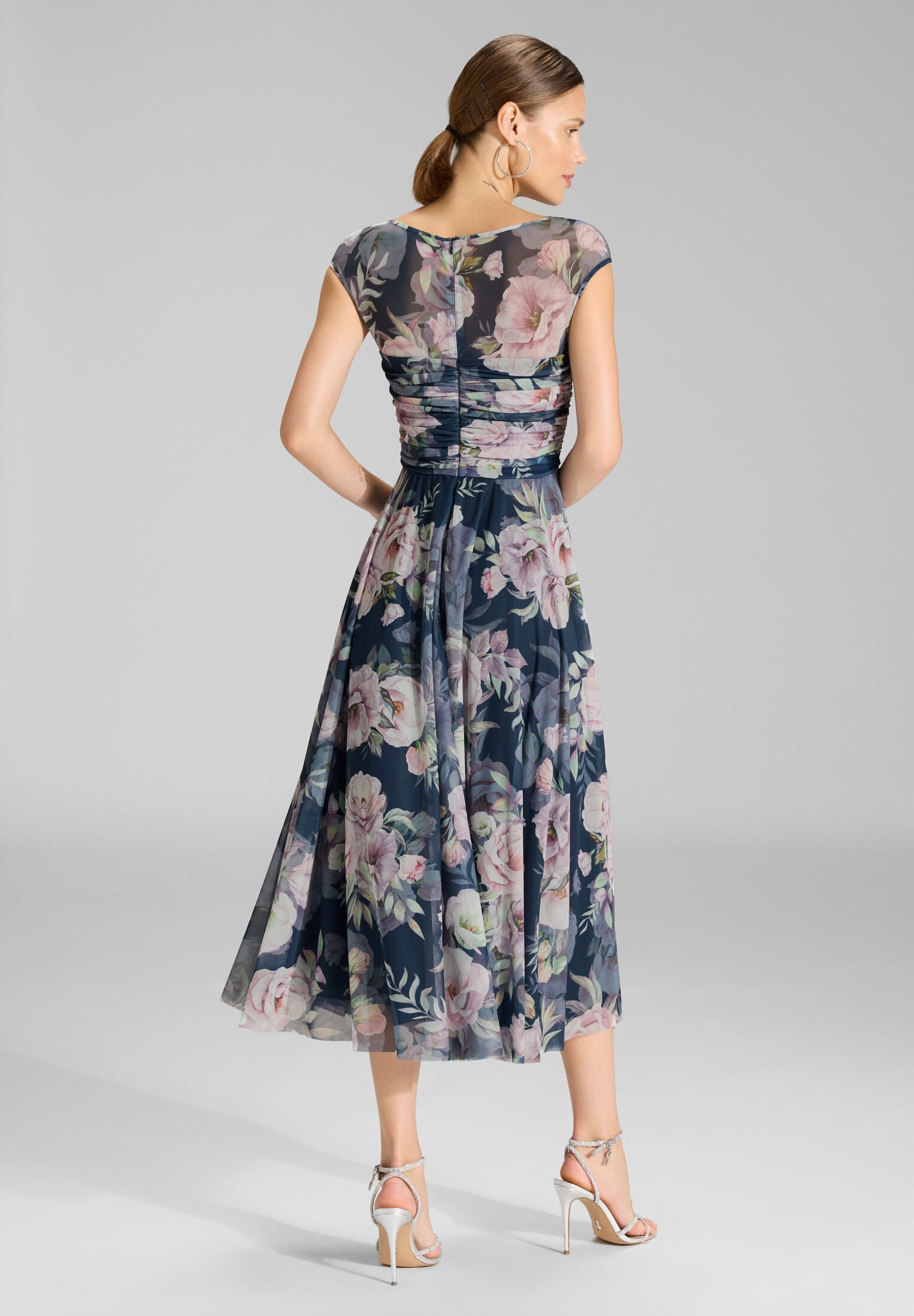 Cocktailkleid aus bedrucktem Mesh mit geraffter Korsage