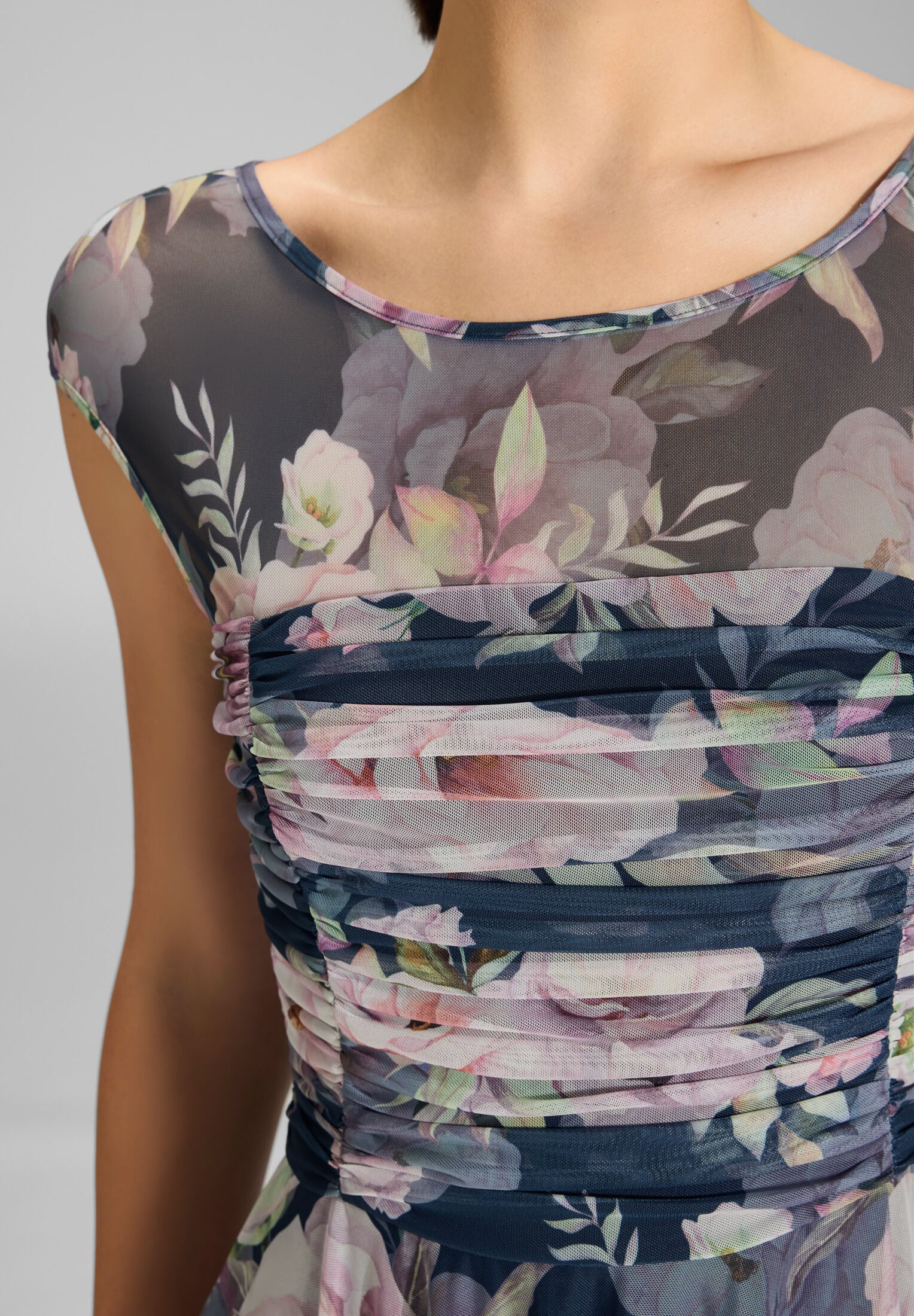Cocktailkleid aus bedrucktem Mesh mit geraffter Korsage