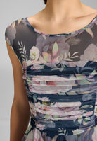 Cocktailkleid aus bedrucktem Mesh mit geraffter Korsage