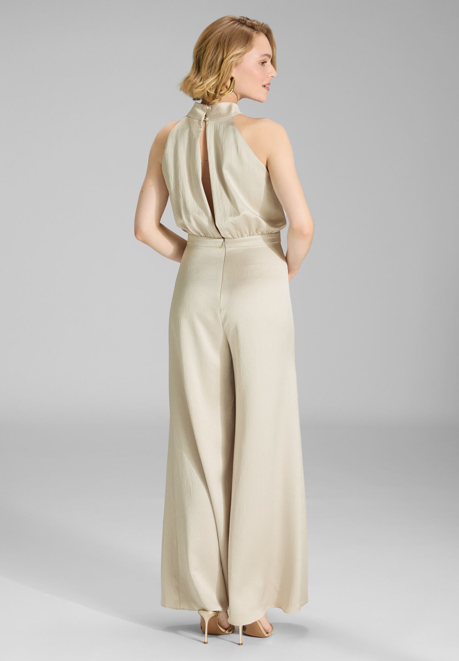 Jumpsuit mit Schluppe aus gehämmertem Satin