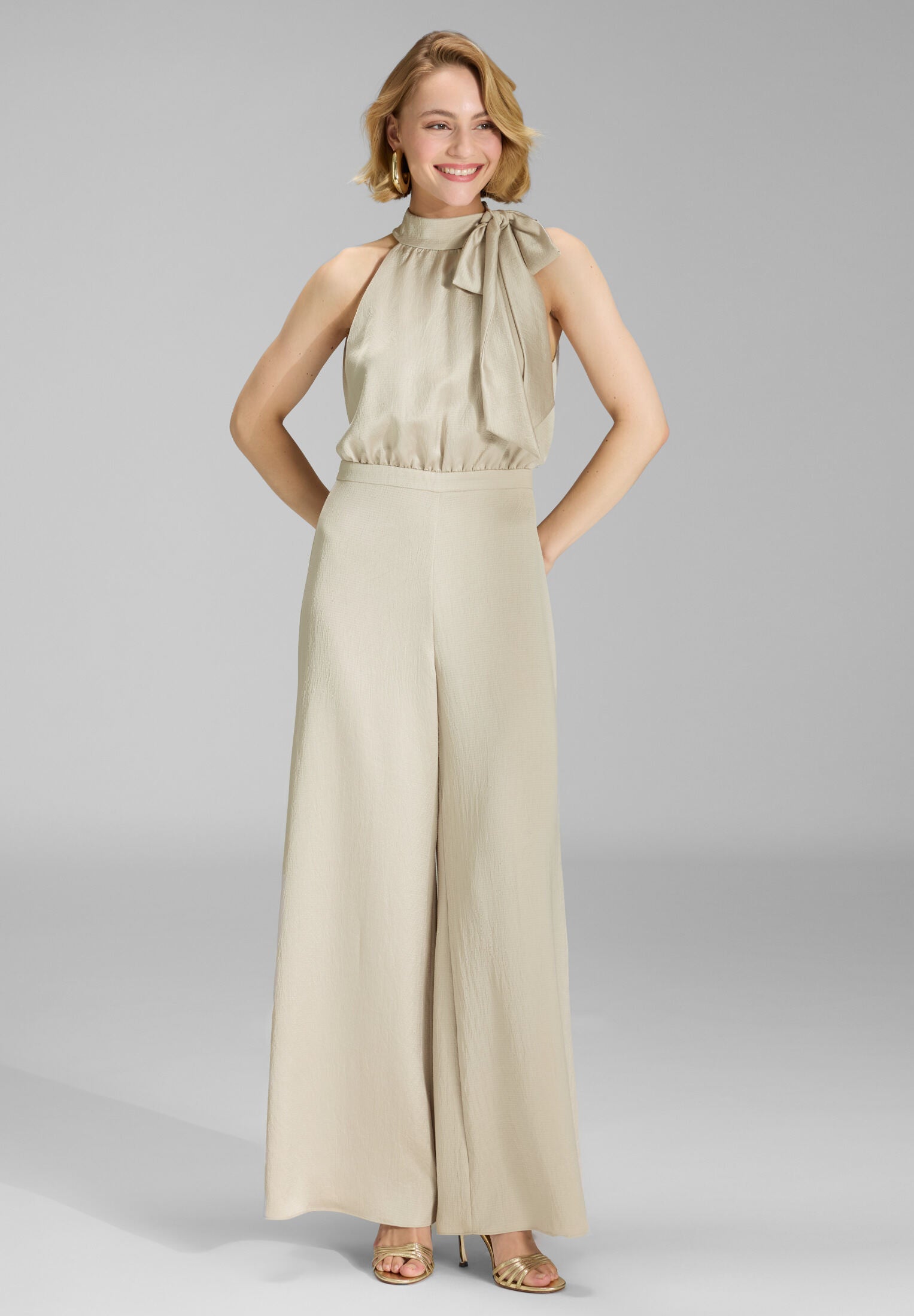 Jumpsuit mit Schluppe aus gehämmertem Satin champagne