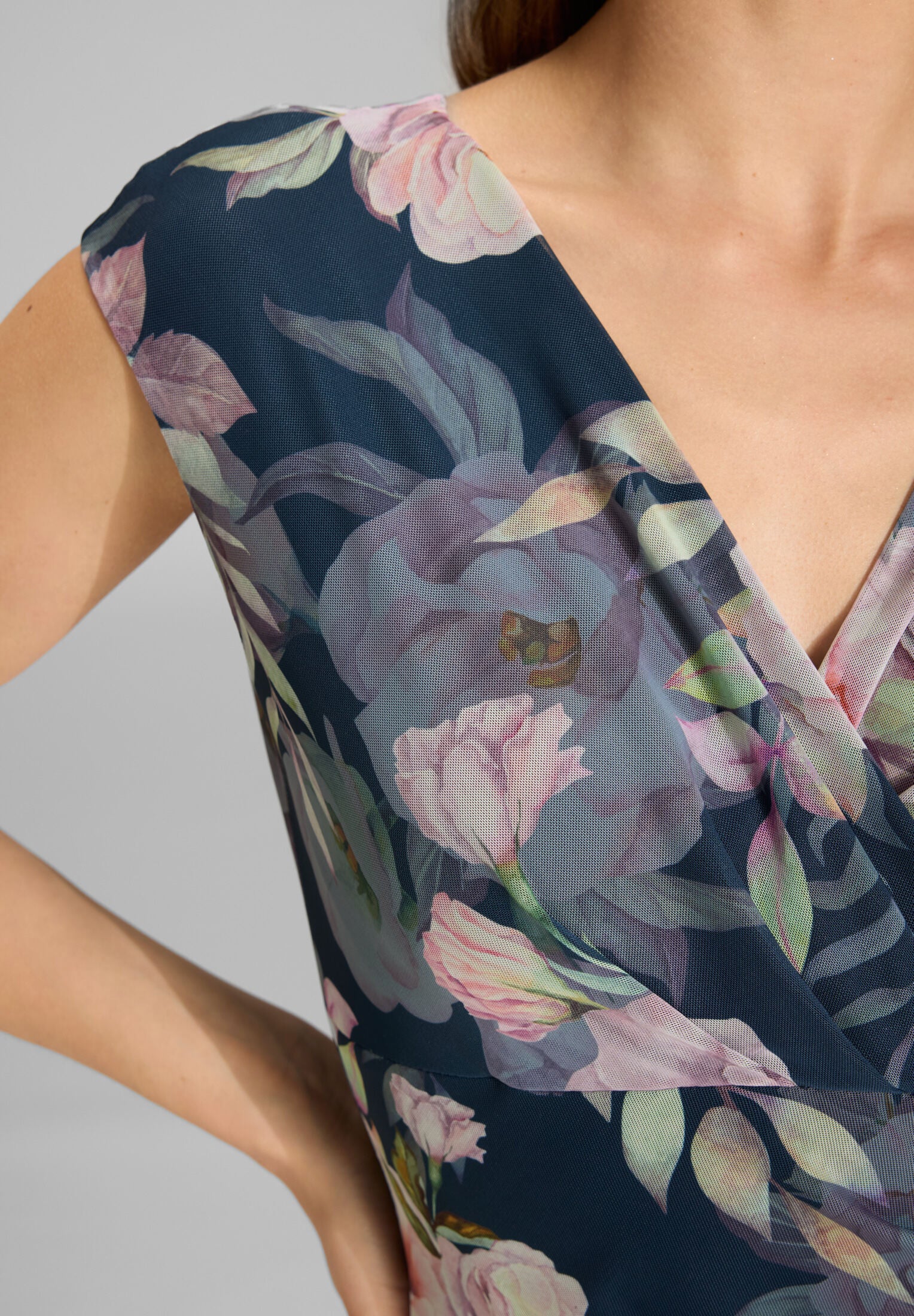 Etuikleid mit Wickel-Ausschnitt aus bedrucktem Mesh