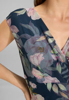 Etuikleid mit Wickel-Ausschnitt aus bedrucktem Mesh