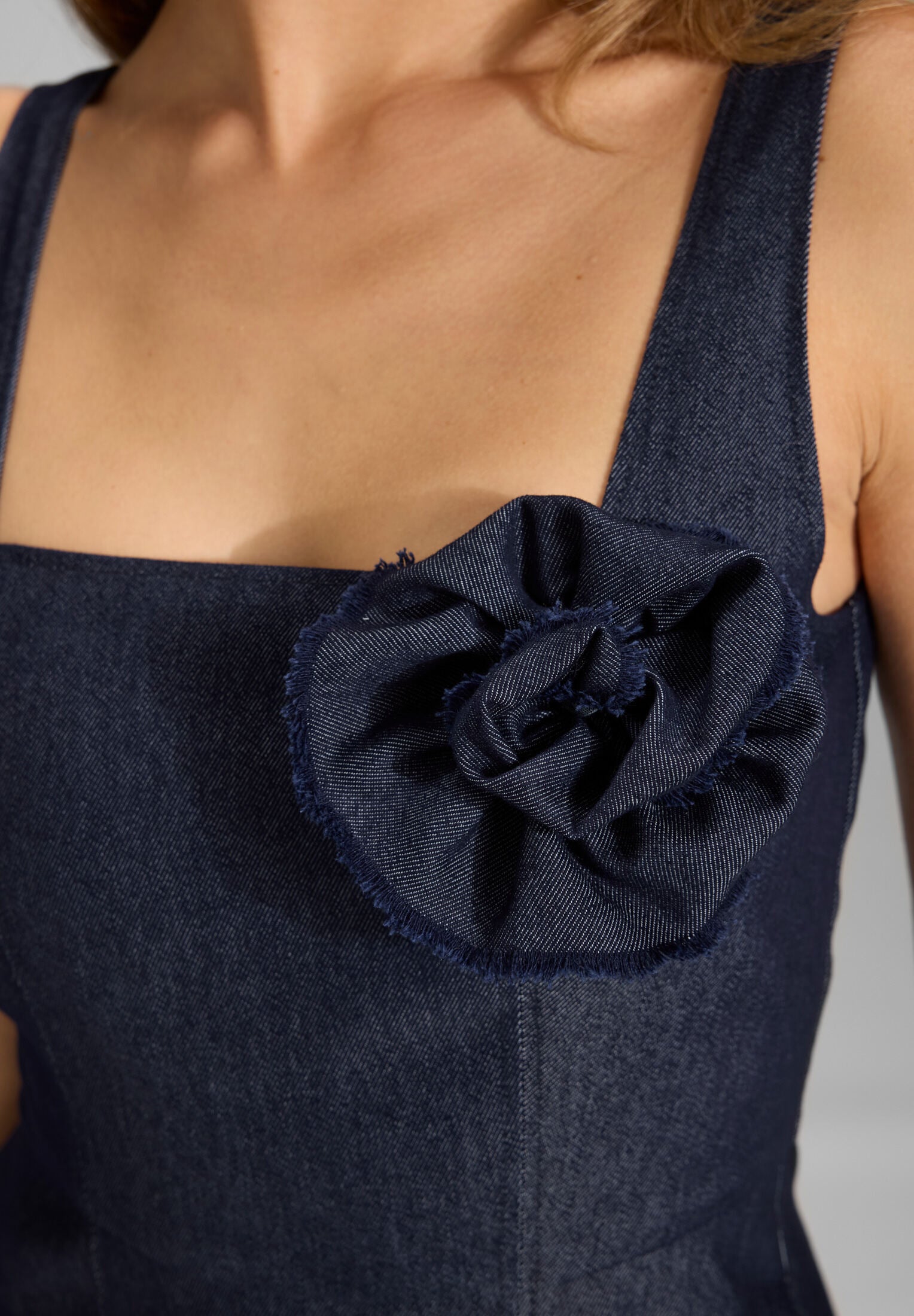 Midi Kleid mit Karree-Ausschnitt aus Dark Denim