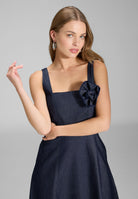 Midi Kleid mit Karree-Ausschnitt aus Dark Denim