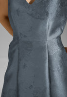 Midi Kleid aus floralem Jacquard mit V-Ausschnitt