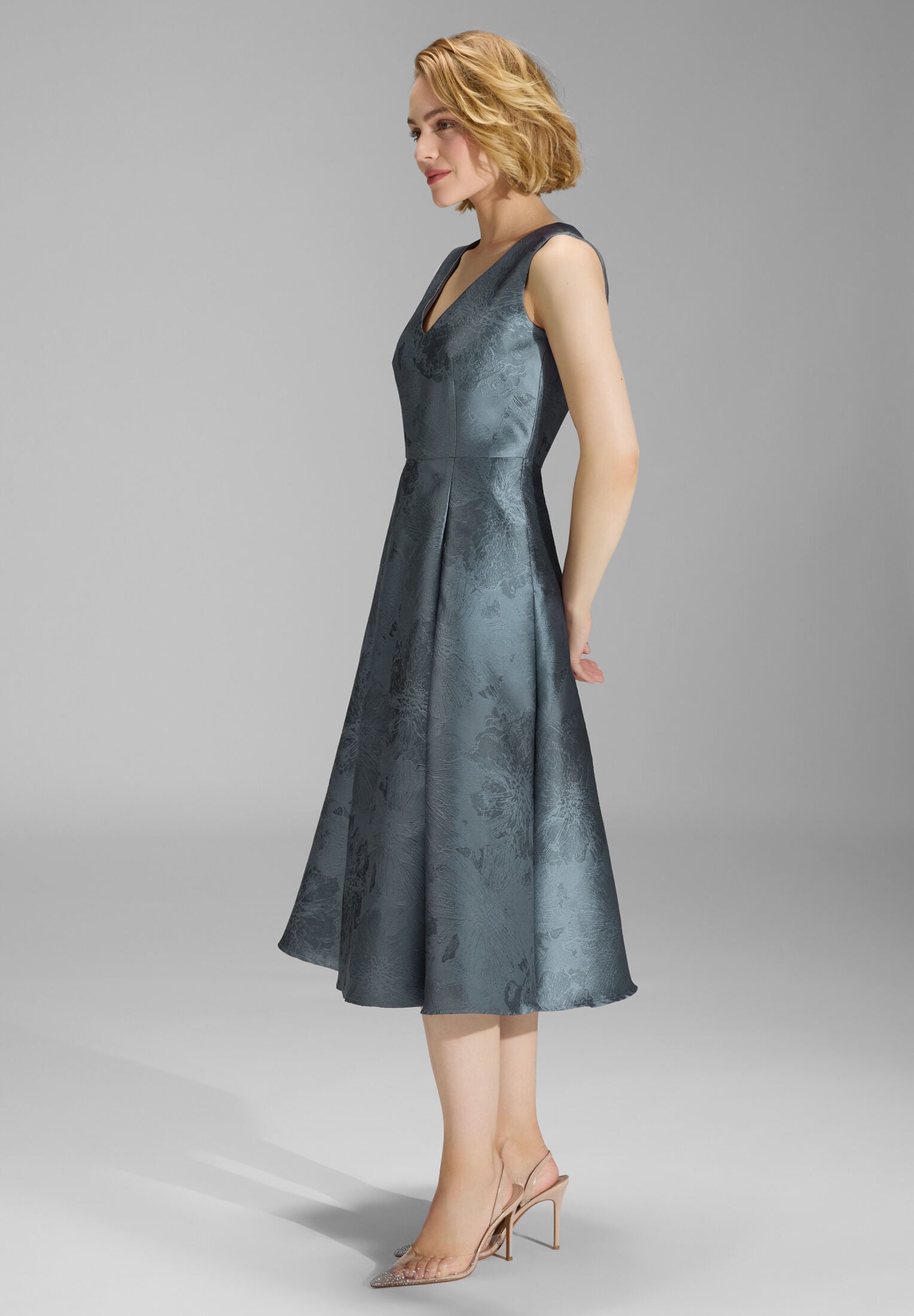 Midi Kleid aus floralem Jacquard mit V-Ausschnitt