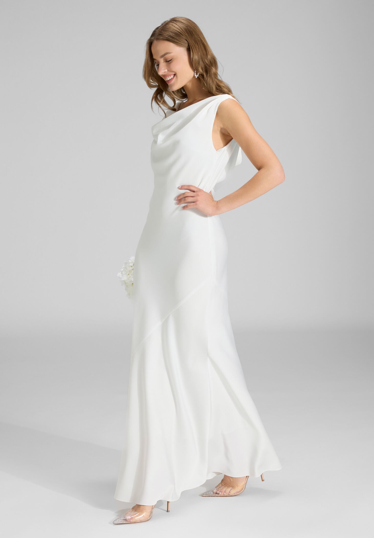 Abendkleid aus Satin mit Wasserfall Ausschnitt