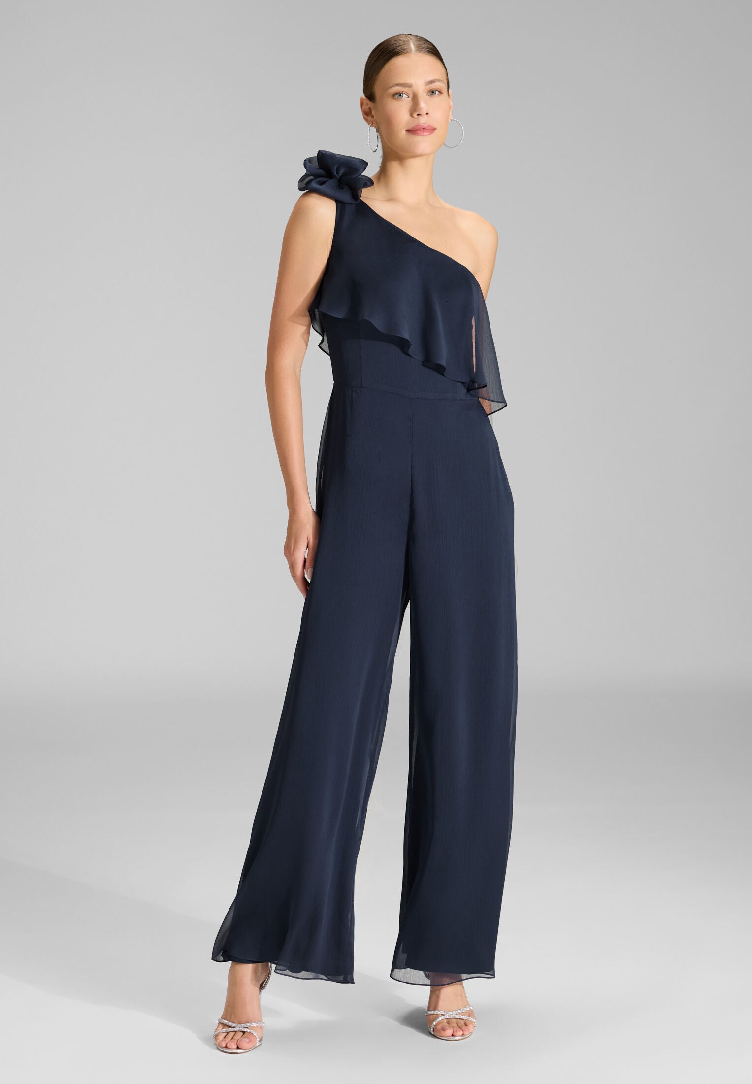 One-Shoulder Jumpsuit aus Crinkle Chiffon mit Blüte navy