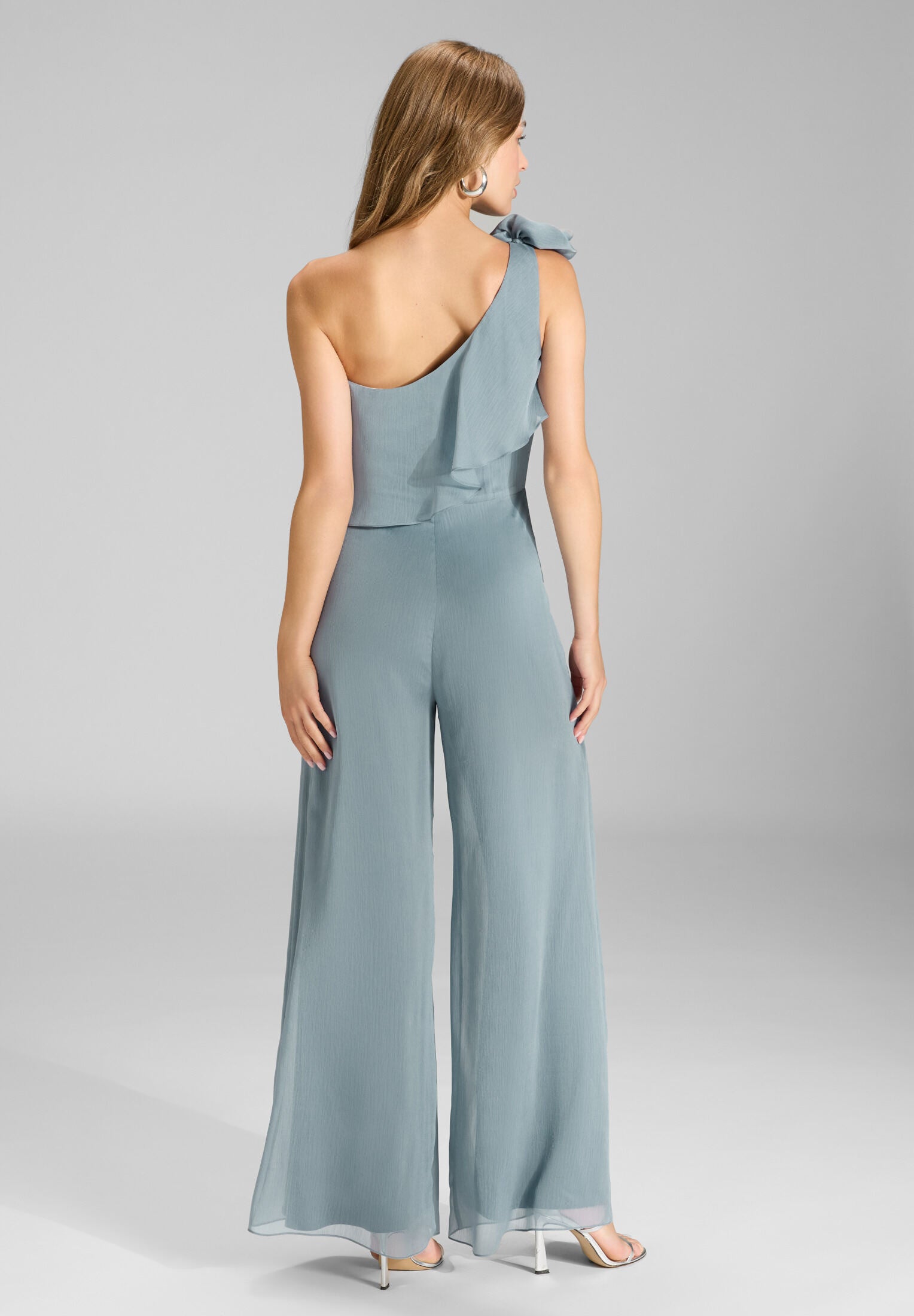 One-Shoulder Jumpsuit aus Crinkle Chiffon mit Blüte