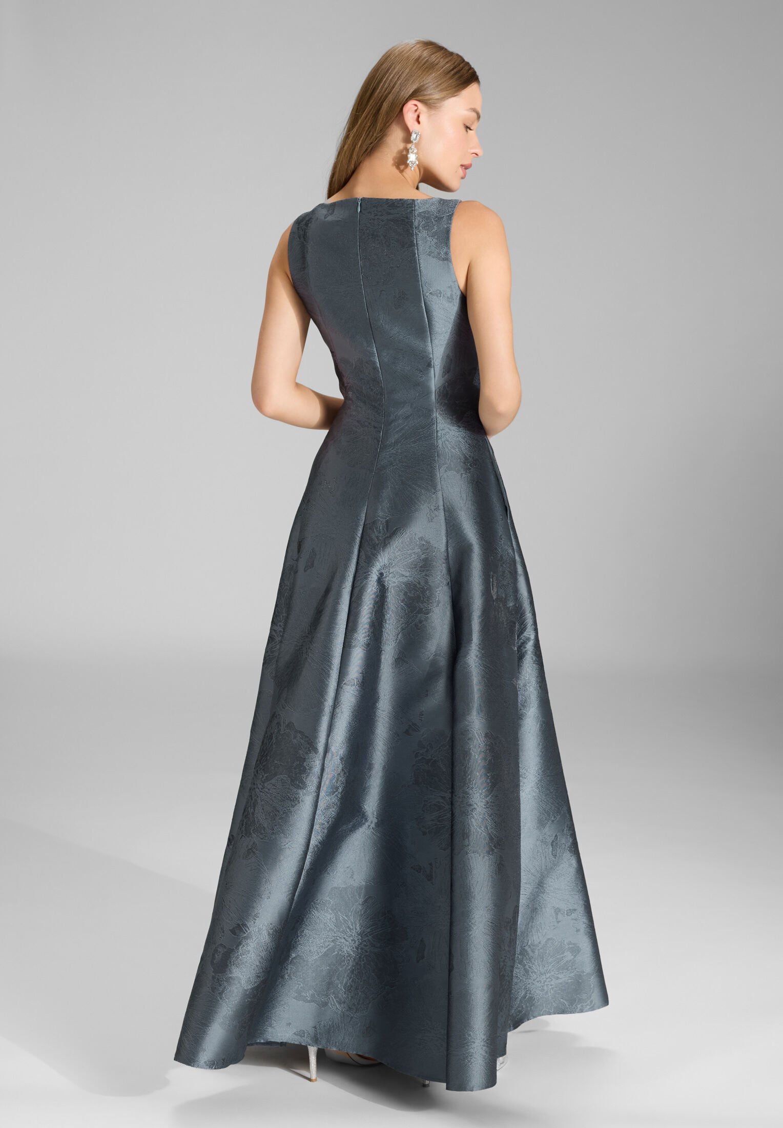 Abendkleid aus floralem Jacquard mit V-Ausschnitt