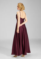 Abendkleid aus nachhaltigem Satin mit Wasserfall-Ausschnitt und Beinschlitz