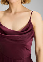 Abendkleid aus nachhaltigem Satin mit Wasserfall-Ausschnitt und Beinschlitz