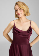 Abendkleid aus nachhaltigem Satin mit Wasserfall-Ausschnitt und Beinschlitz