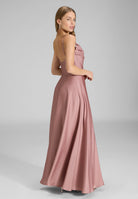Abendkleid aus nachhaltigem Satin mit Wasserfall-Ausschnitt und Beinschlitz