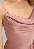 Abendkleid aus nachhaltigem Satin mit Wasserfall-Ausschnitt und Beinschlitz