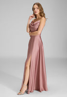 Abendkleid aus nachhaltigem Satin mit Wasserfall-Ausschnitt und Beinschlitz