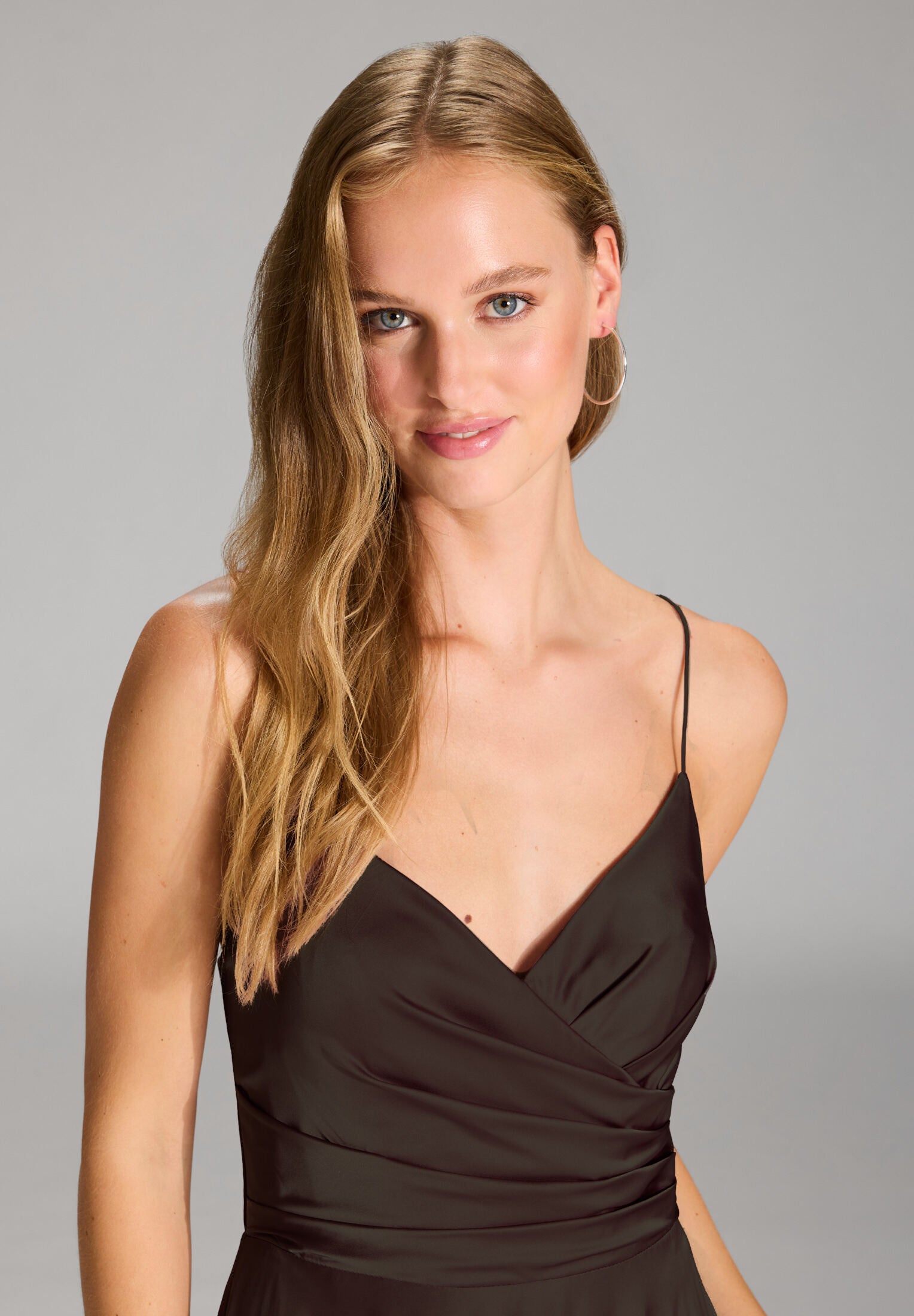 Satinkleid mit Schnürung am Rücken