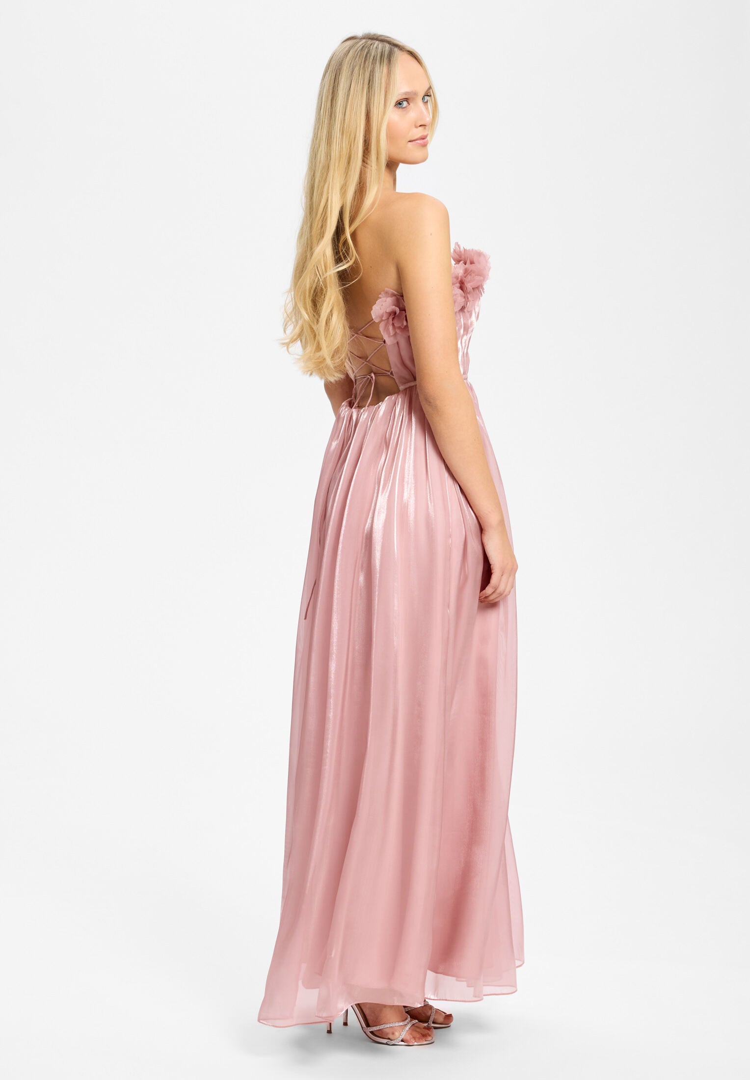 Organzakleid mit floralen Details