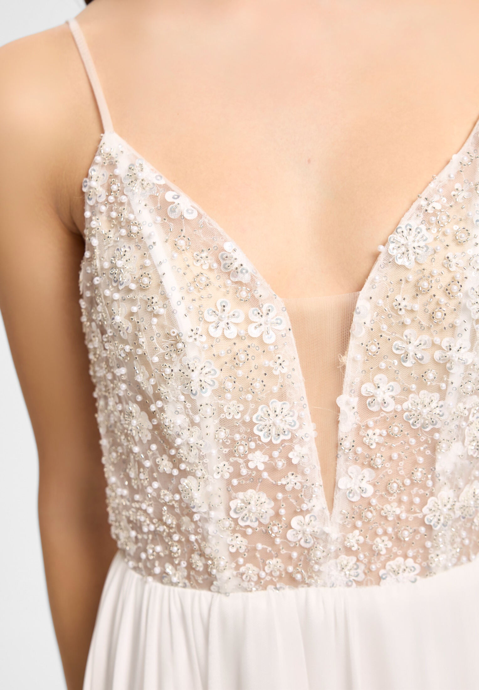 Bodenlanges Abendkleid mit filigraner Stickerei