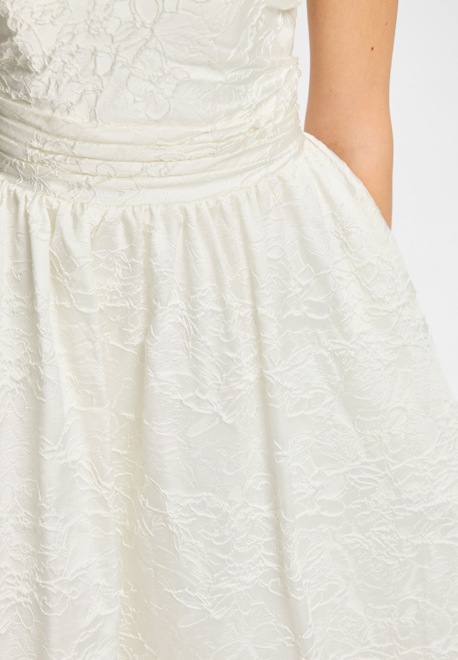 Ausgestelltes Jaquard-Kleid in Midilänge