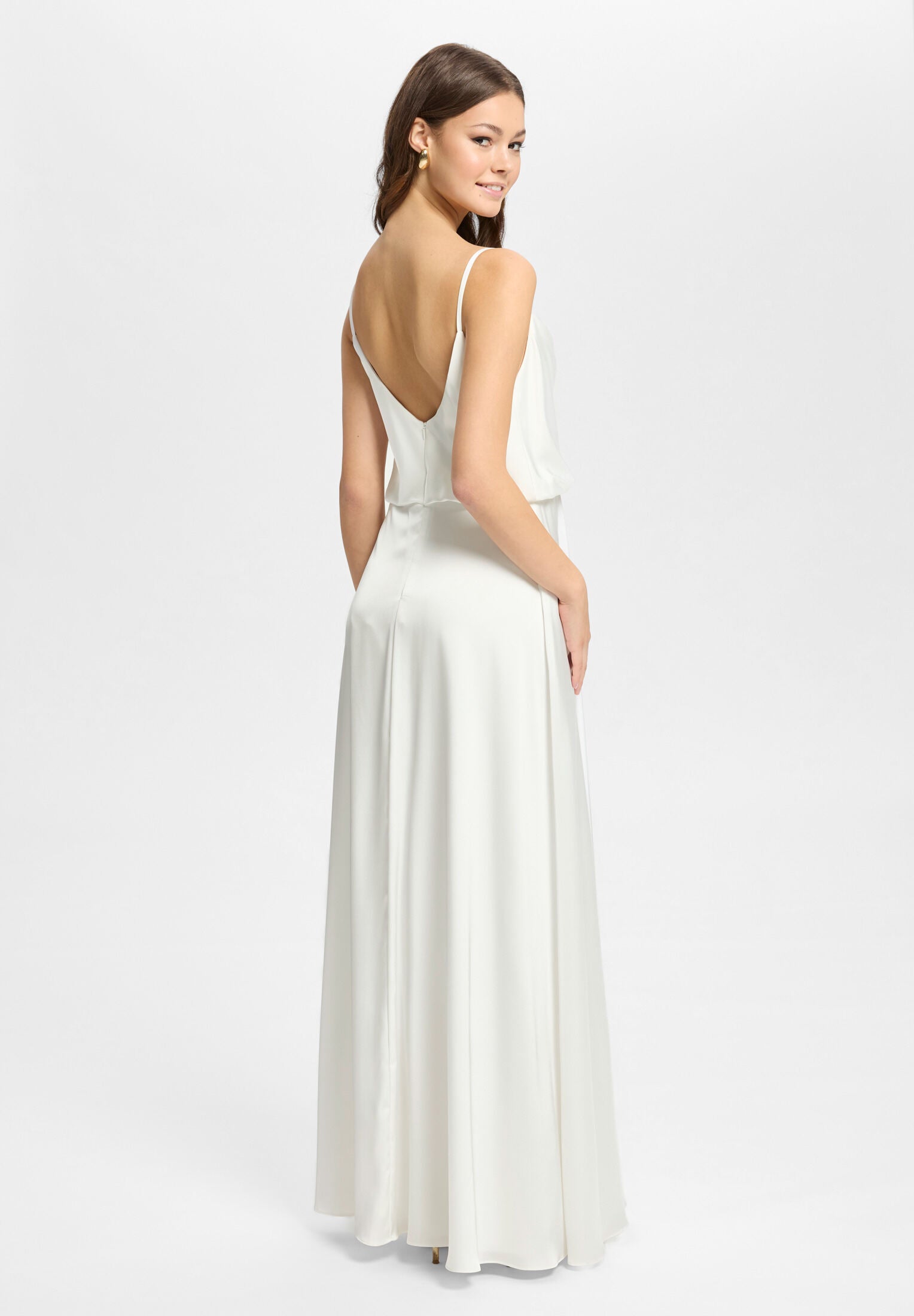 Abendkleid aus Satin mit angedeutetem Wasserfallausschnitt