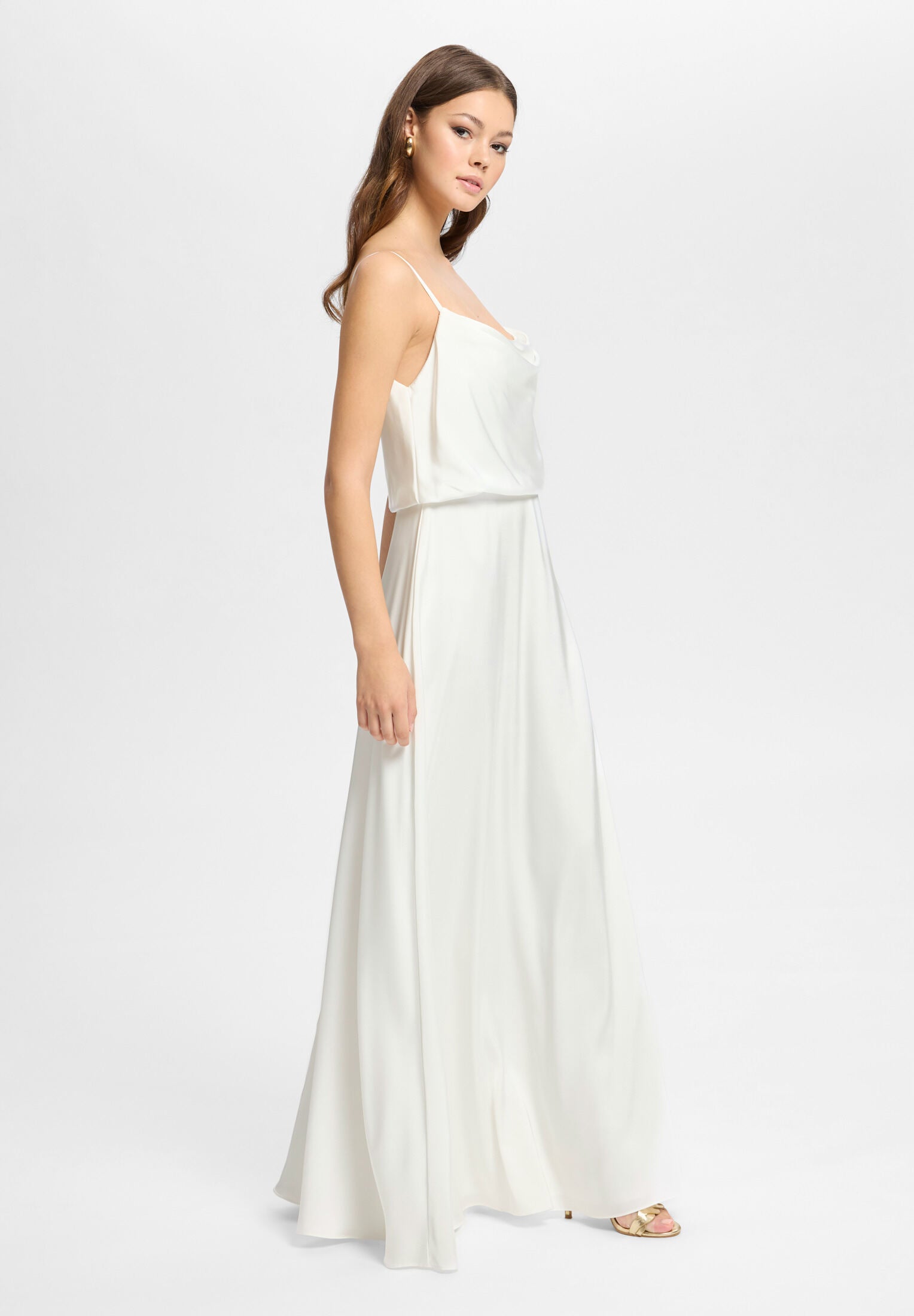 Abendkleid aus Satin mit angedeutetem Wasserfallausschnitt