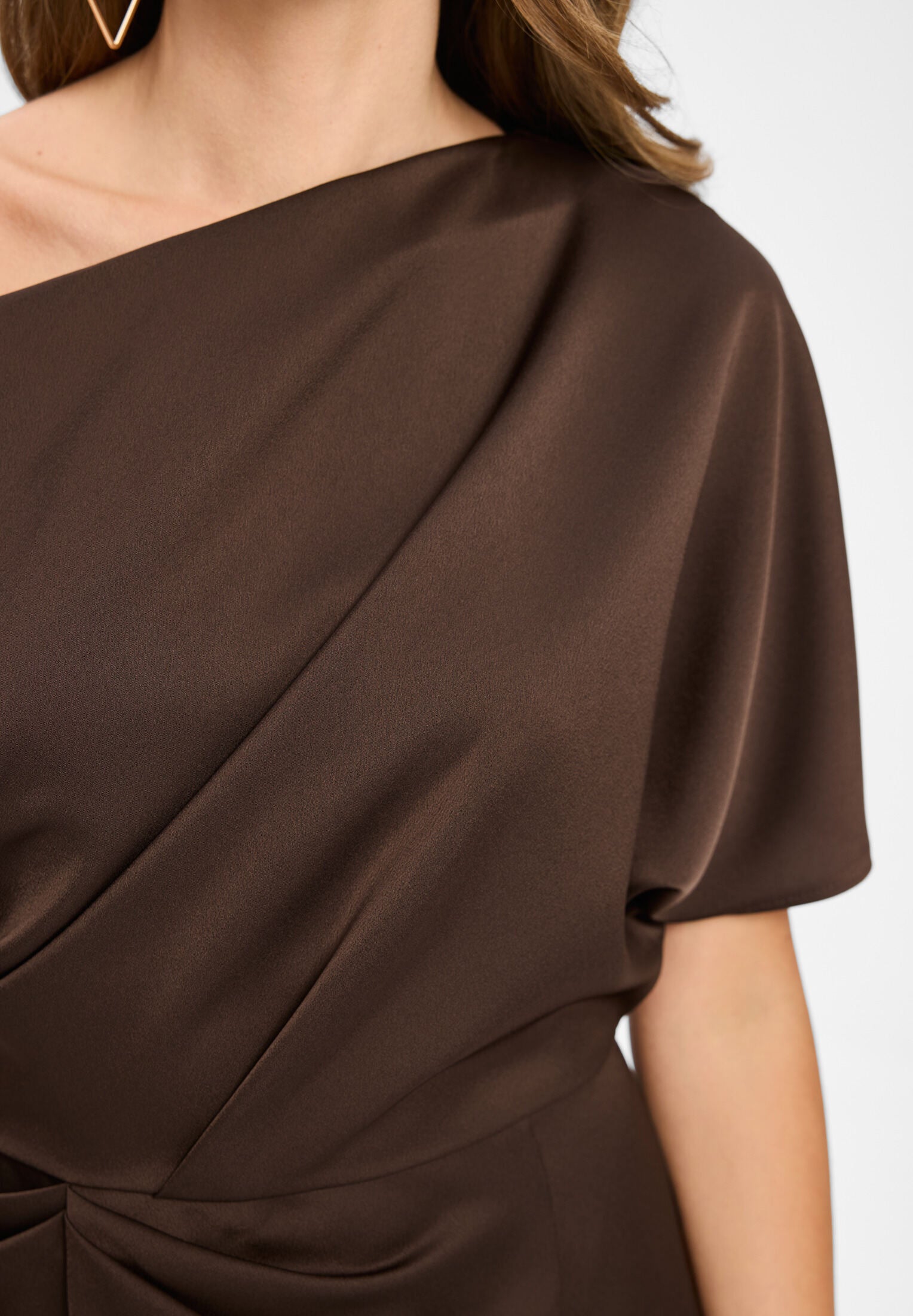 Abendkleid aus Satin mit asymmetrischem Oberteil