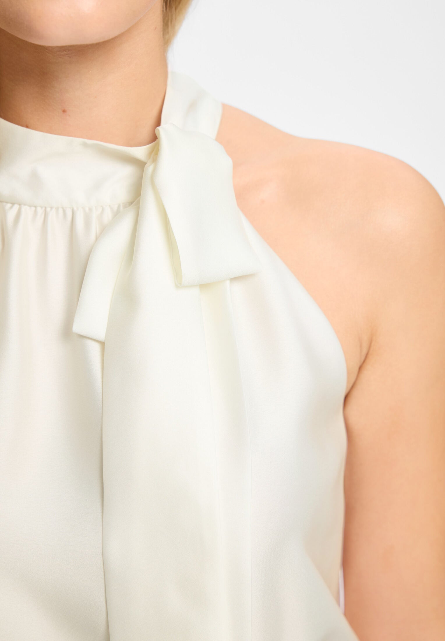 Ärmelloses Top mit Schluppe aus nachhaltigem Satin