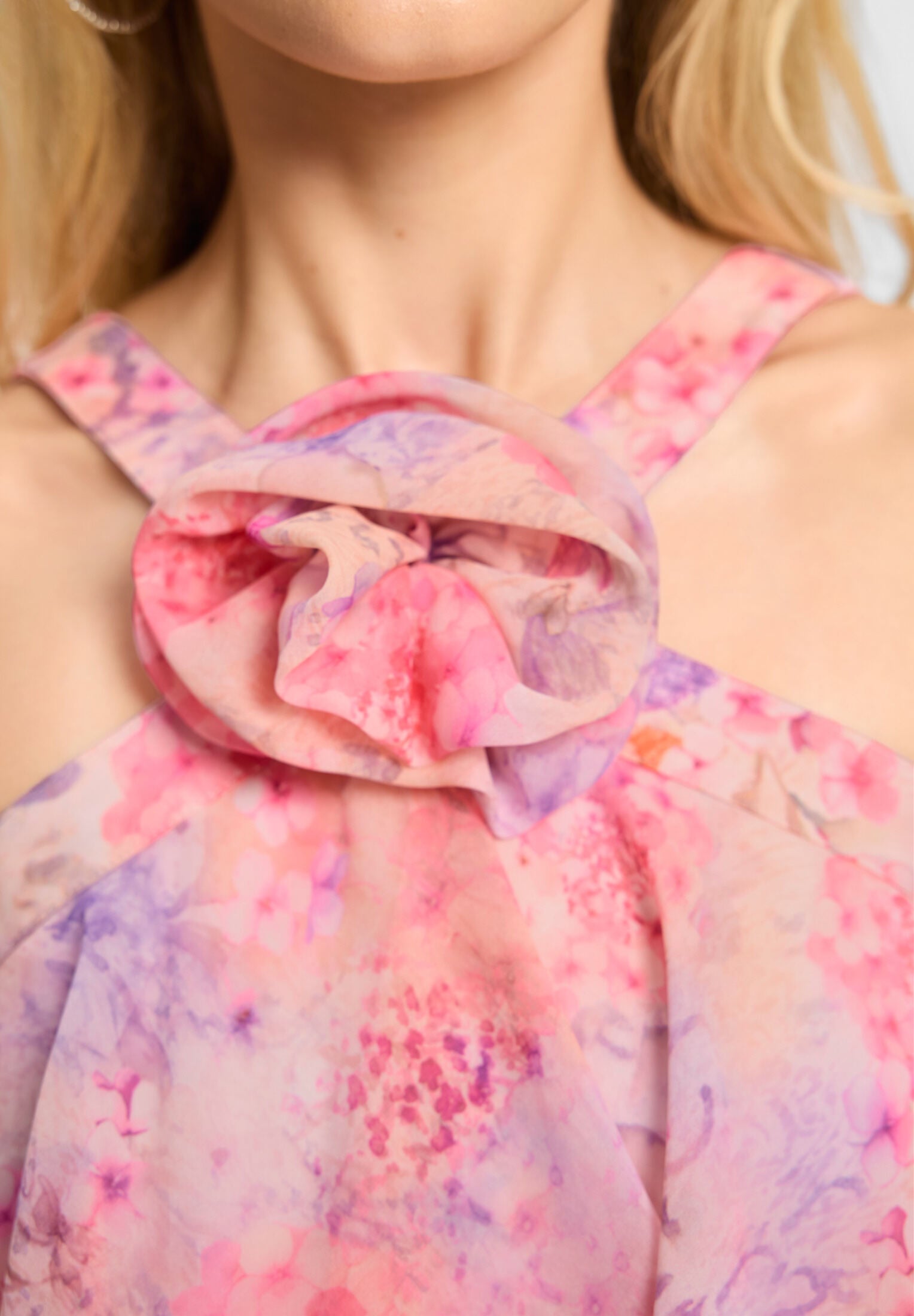 Abendkleid aus bedrucktem Chiffon mit gestuften Volants und Stoffblüte