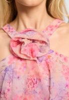 Abendkleid aus bedrucktem Chiffon mit gestuften Volants und Stoffblüte