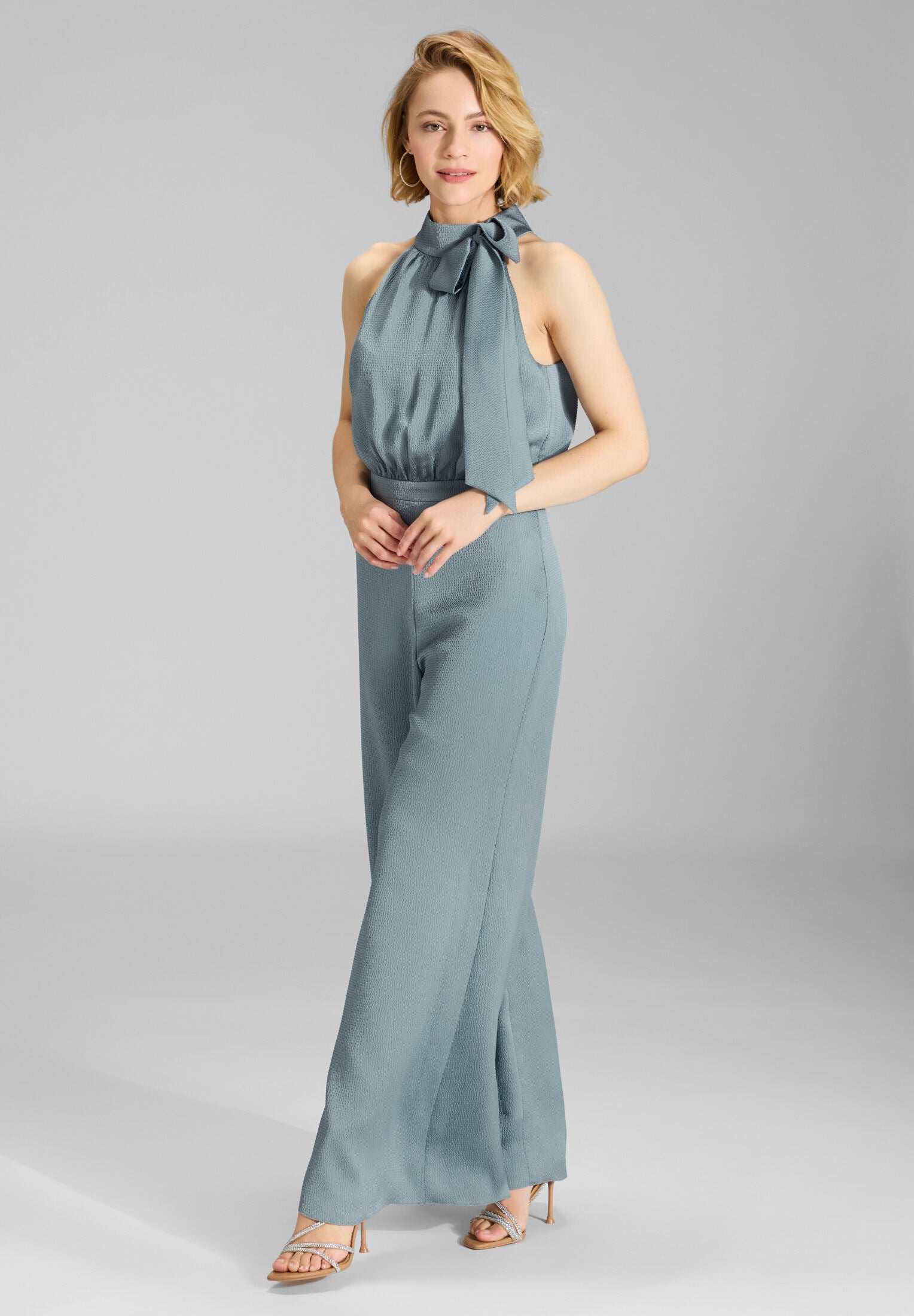 Jumpsuit mit Schluppe aus gehämmertem Satin