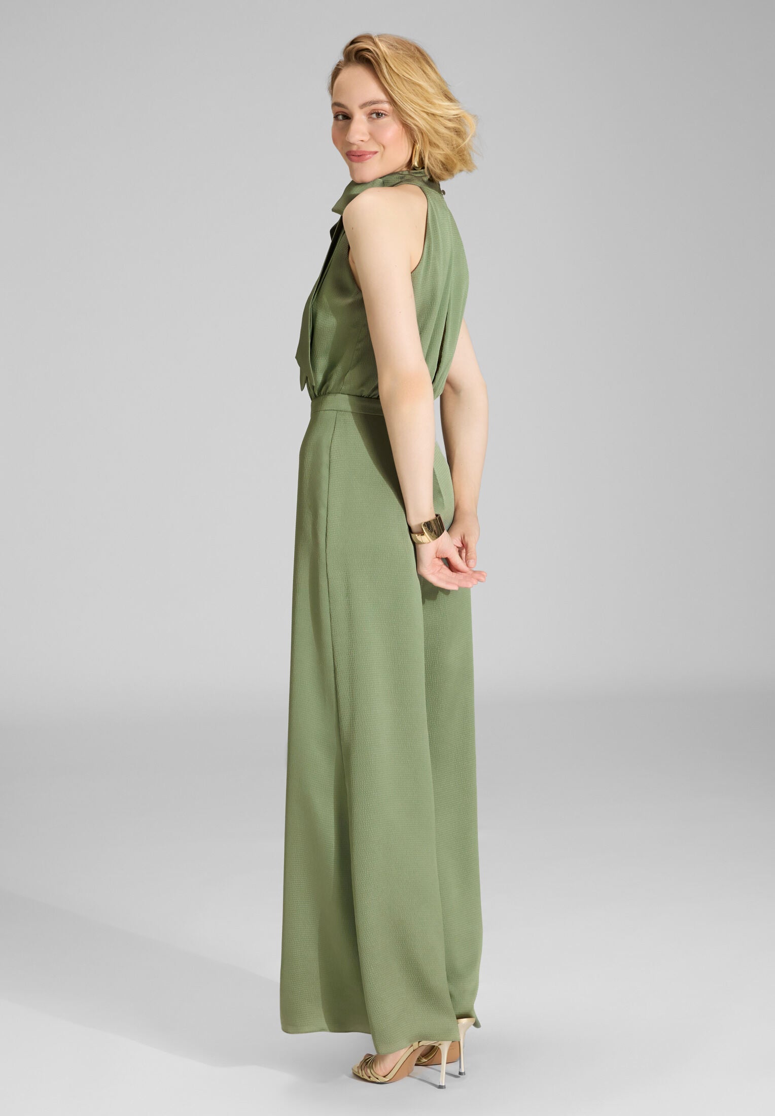 Jumpsuit mit Schluppe aus gehämmertem Satin