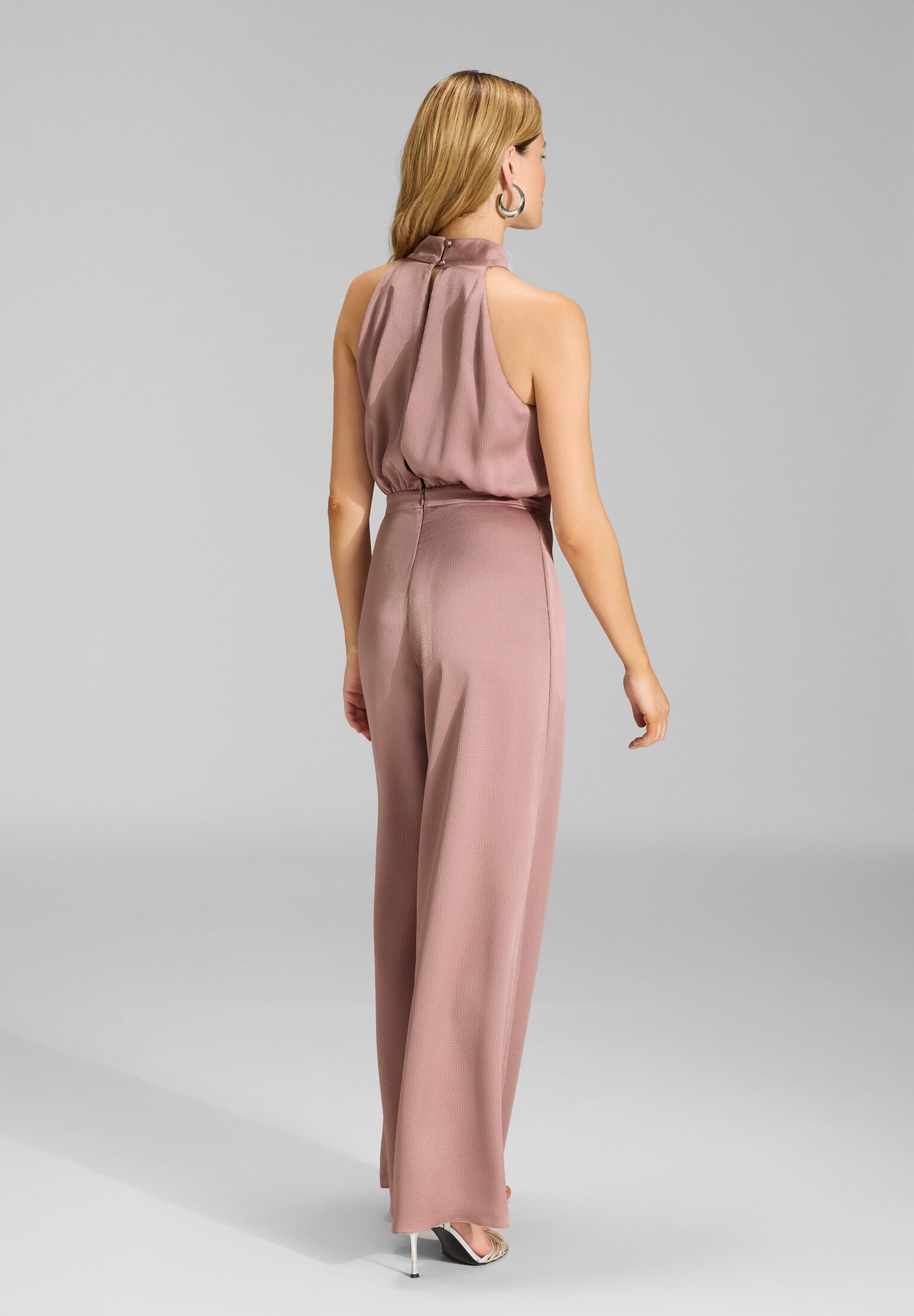 Jumpsuit mit Schluppe aus gehämmertem Satin
