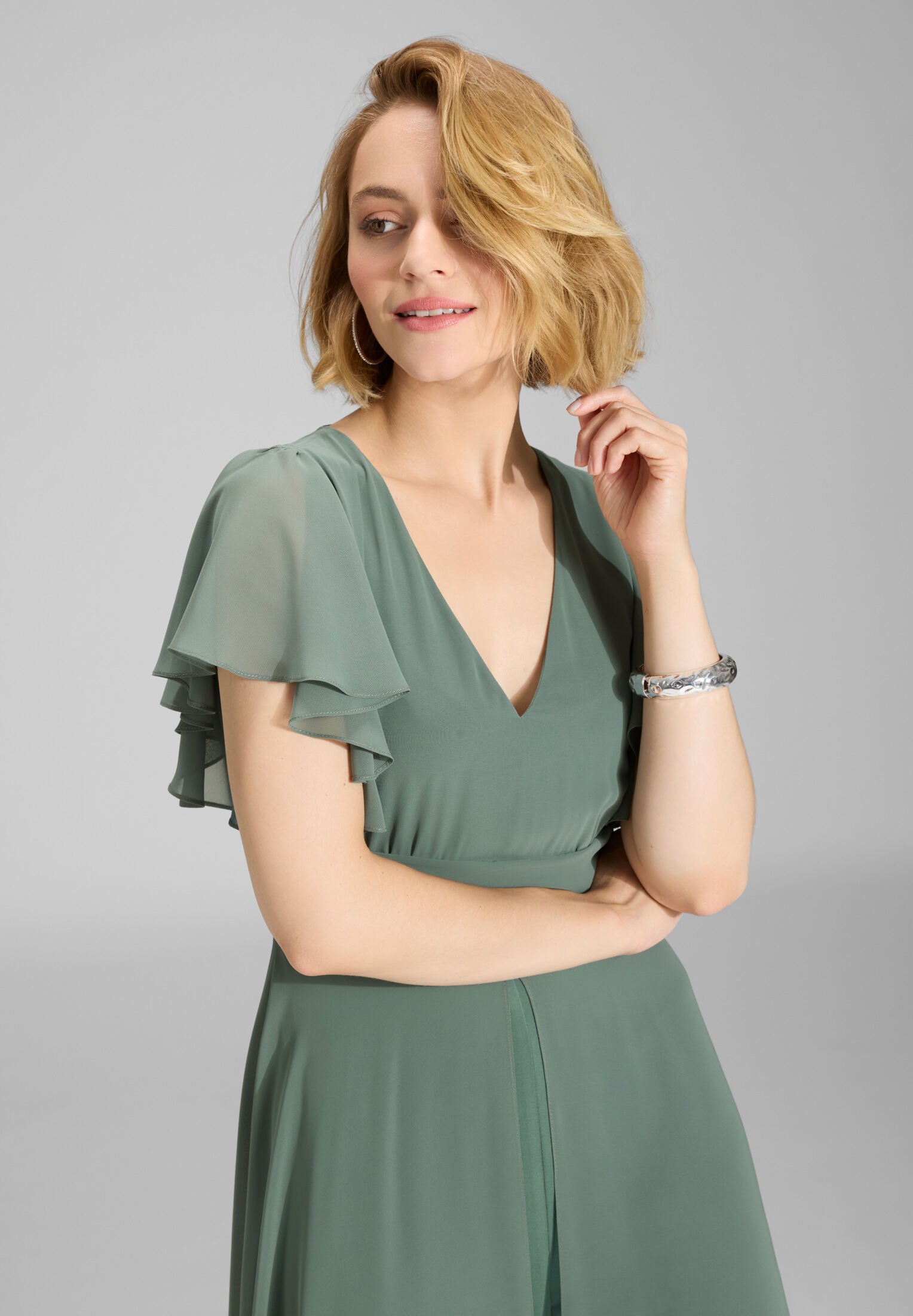 Chiffon Jumpsuit mit Überrock und Volantärmeln