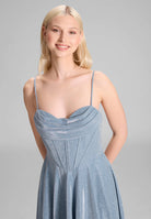 Schimmerndes Abendkleid mit Drapierung