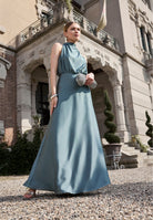 Abendkleid aus nachhaltigem Satin mit Drapierung am Kragen deep slate