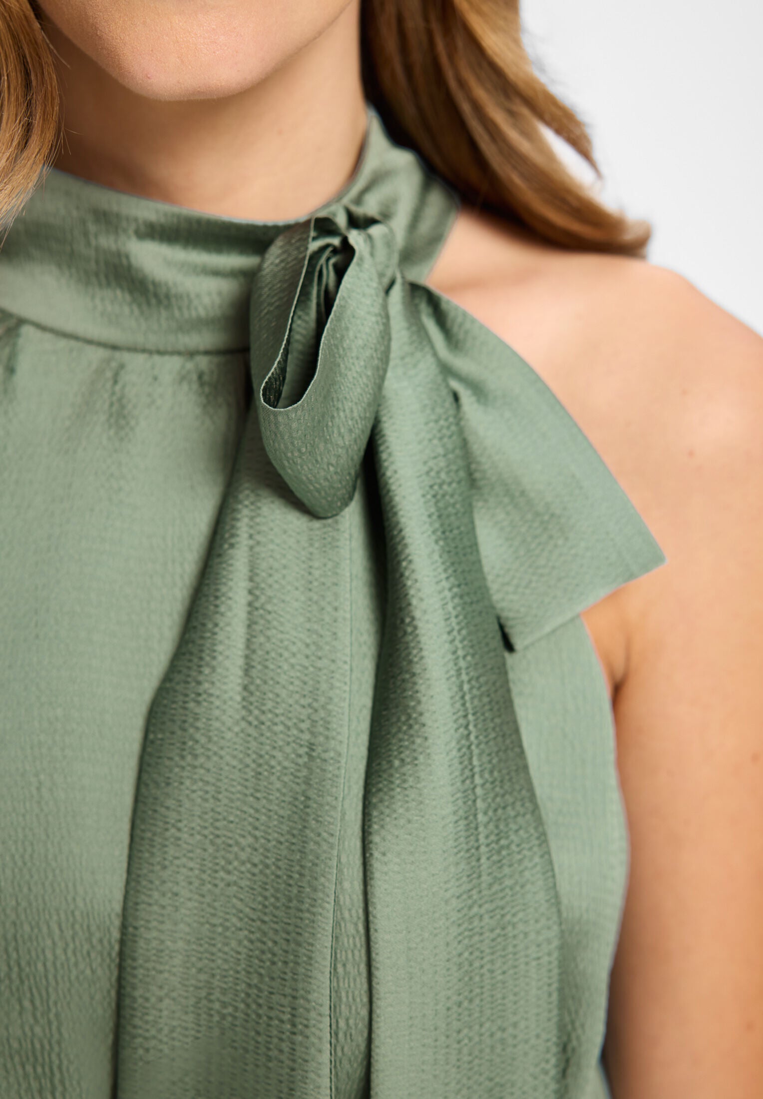 Jumpsuit mit Schluppe aus Satin