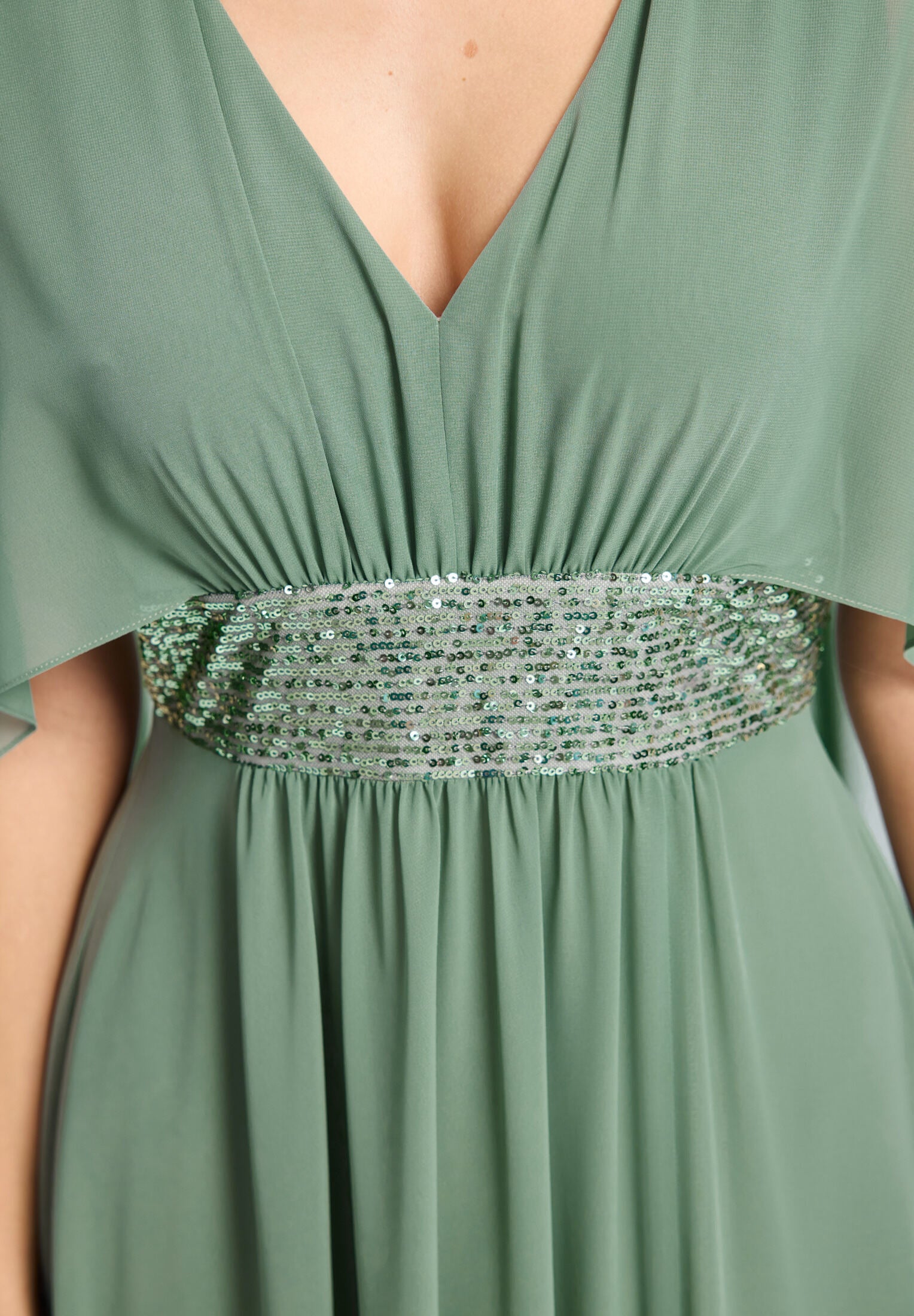 Abendkleid mit Cape aus Chiffon
