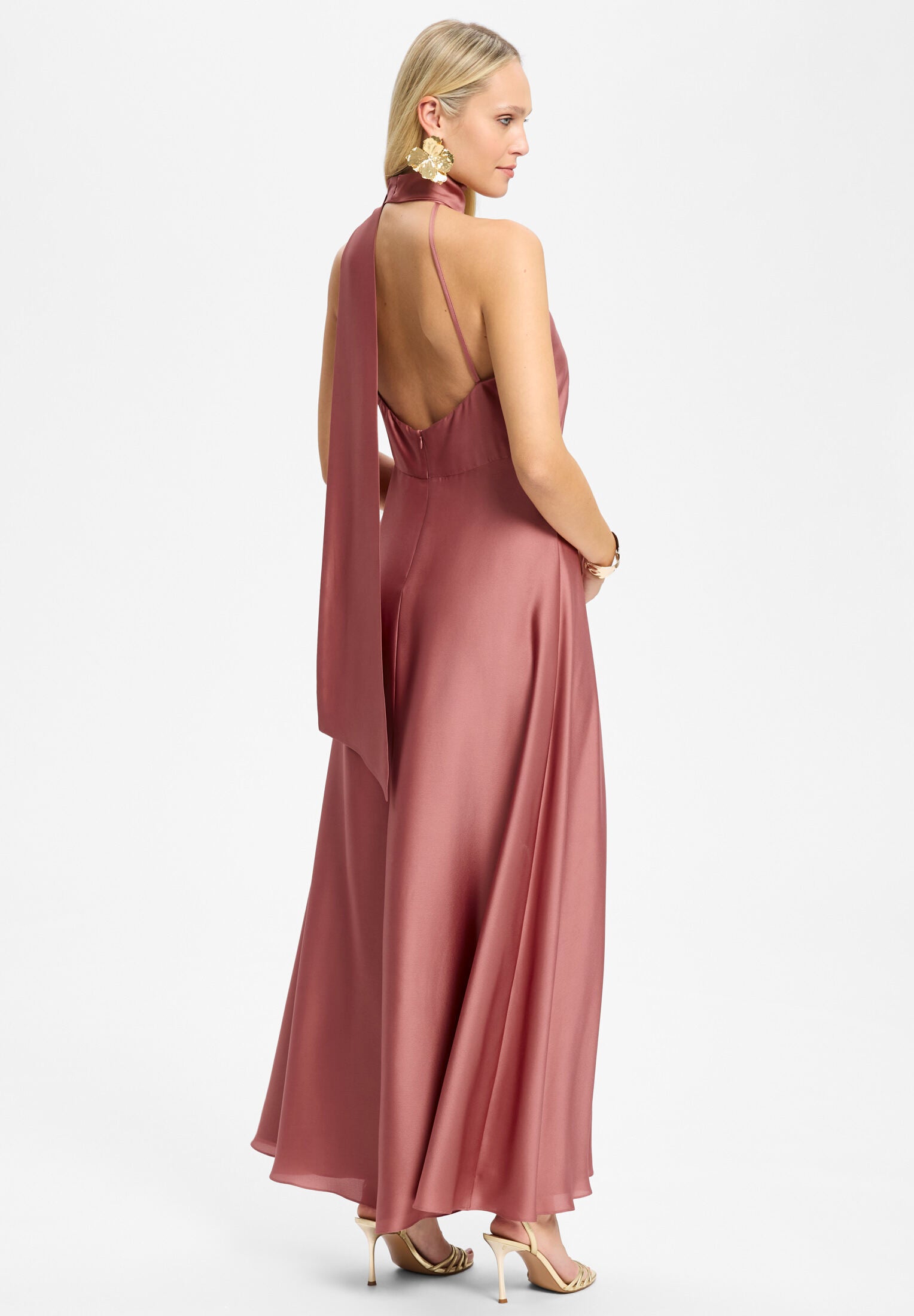 Abendkleid aus Satin mit angeschnittenem Schal