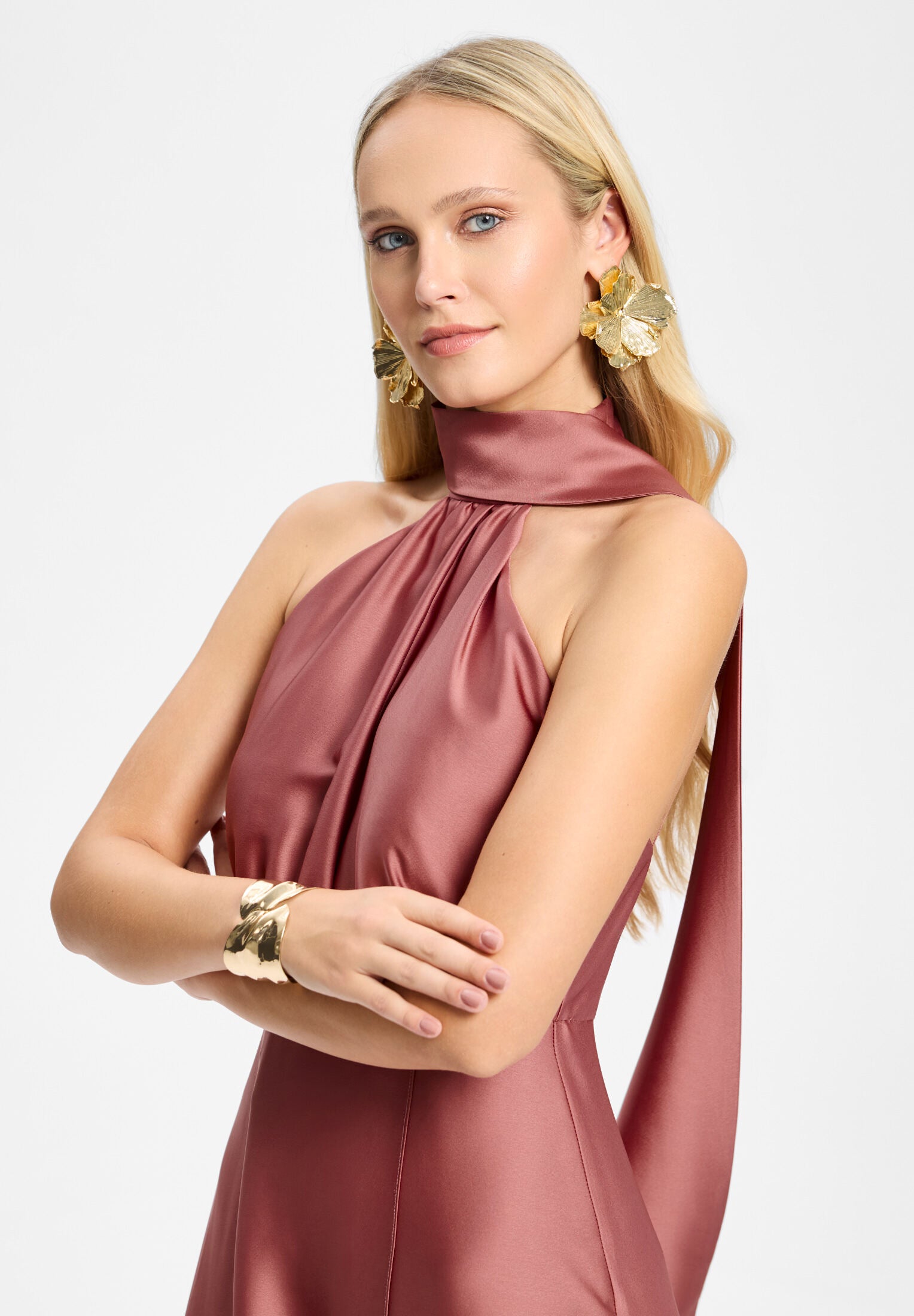 Abendkleid aus Satin mit angeschnittenem Schal