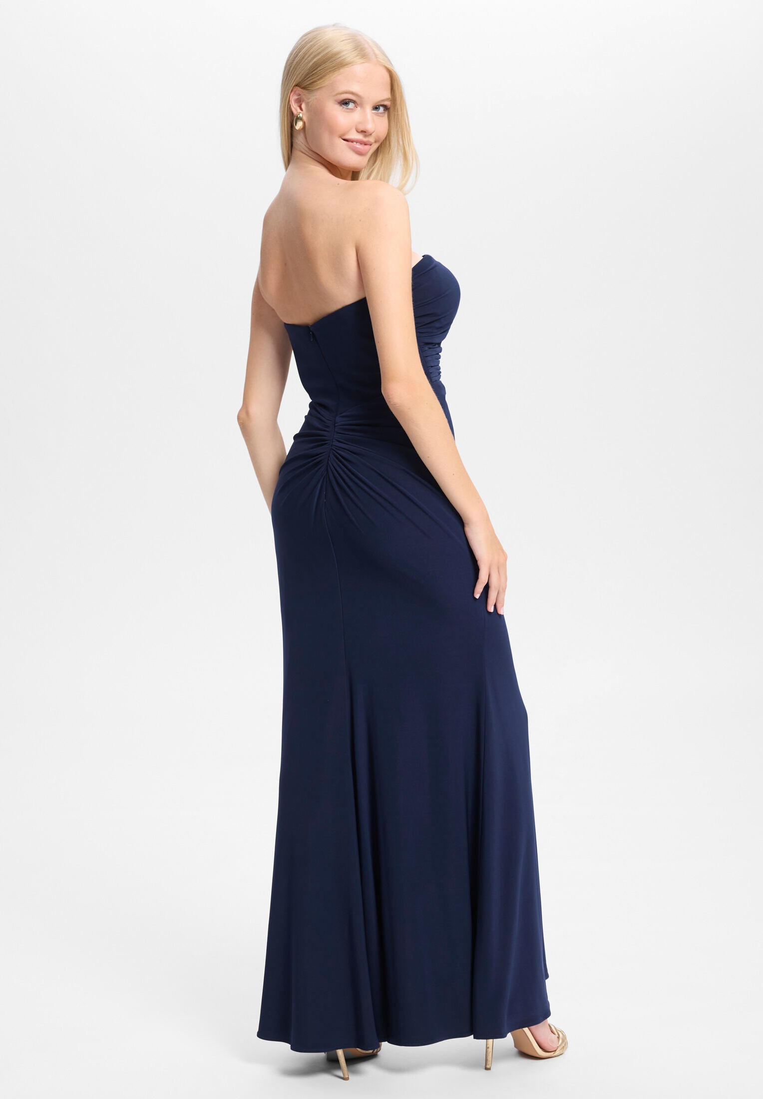 Figurbetontes Abendkleid mit Beinschlitz