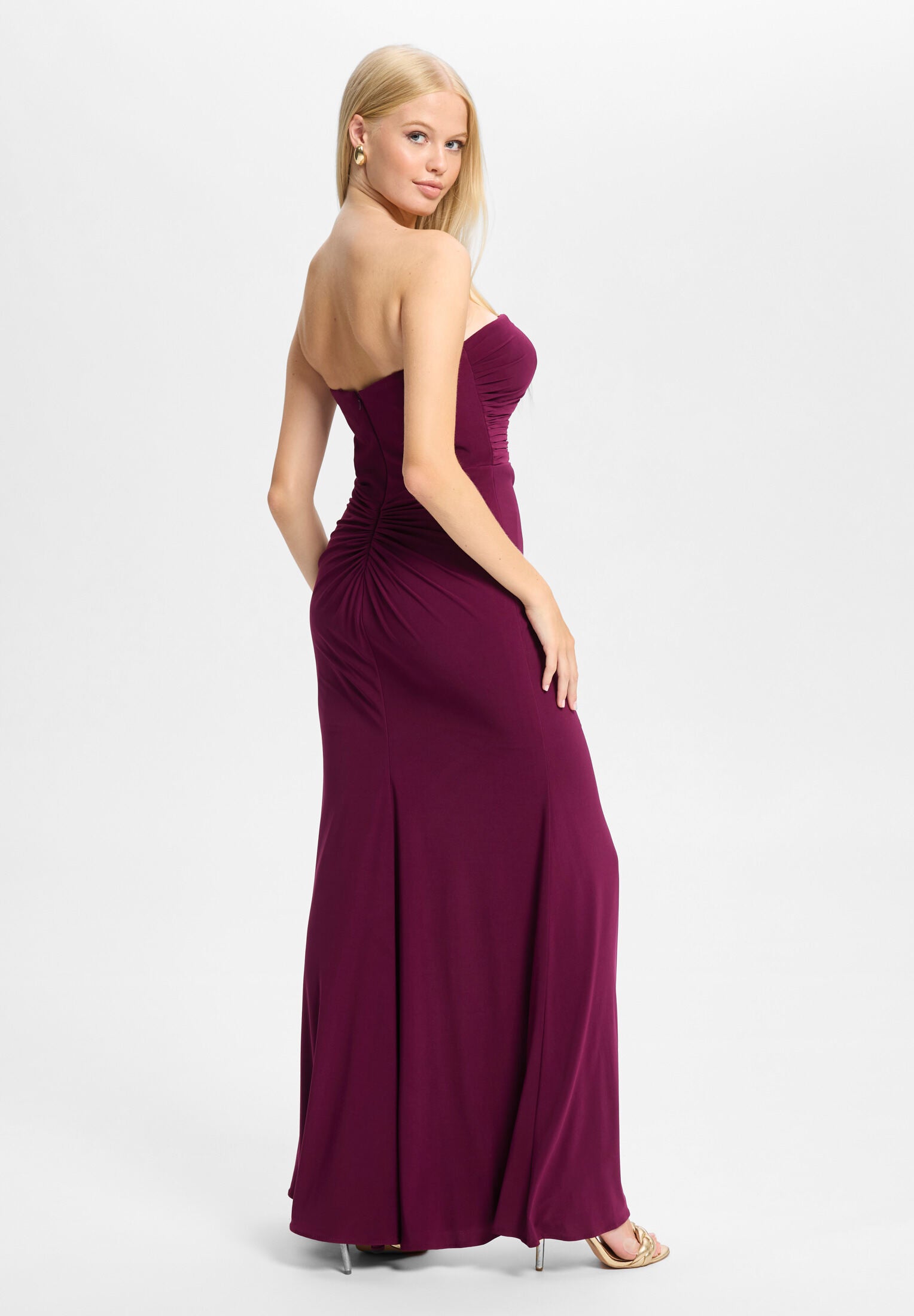 Figurbetontes Abendkleid mit Beinschlitz